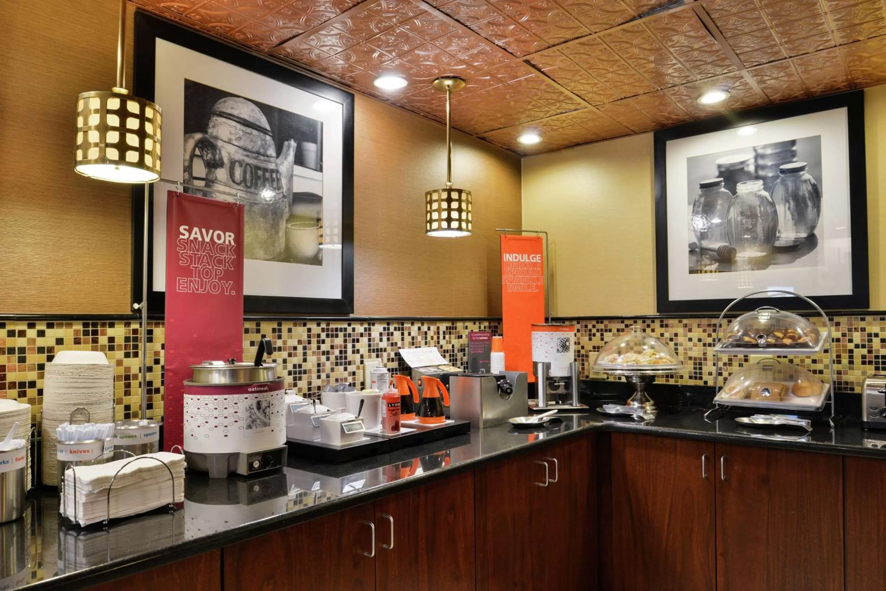 Dining area in Hampton Inn South Hill