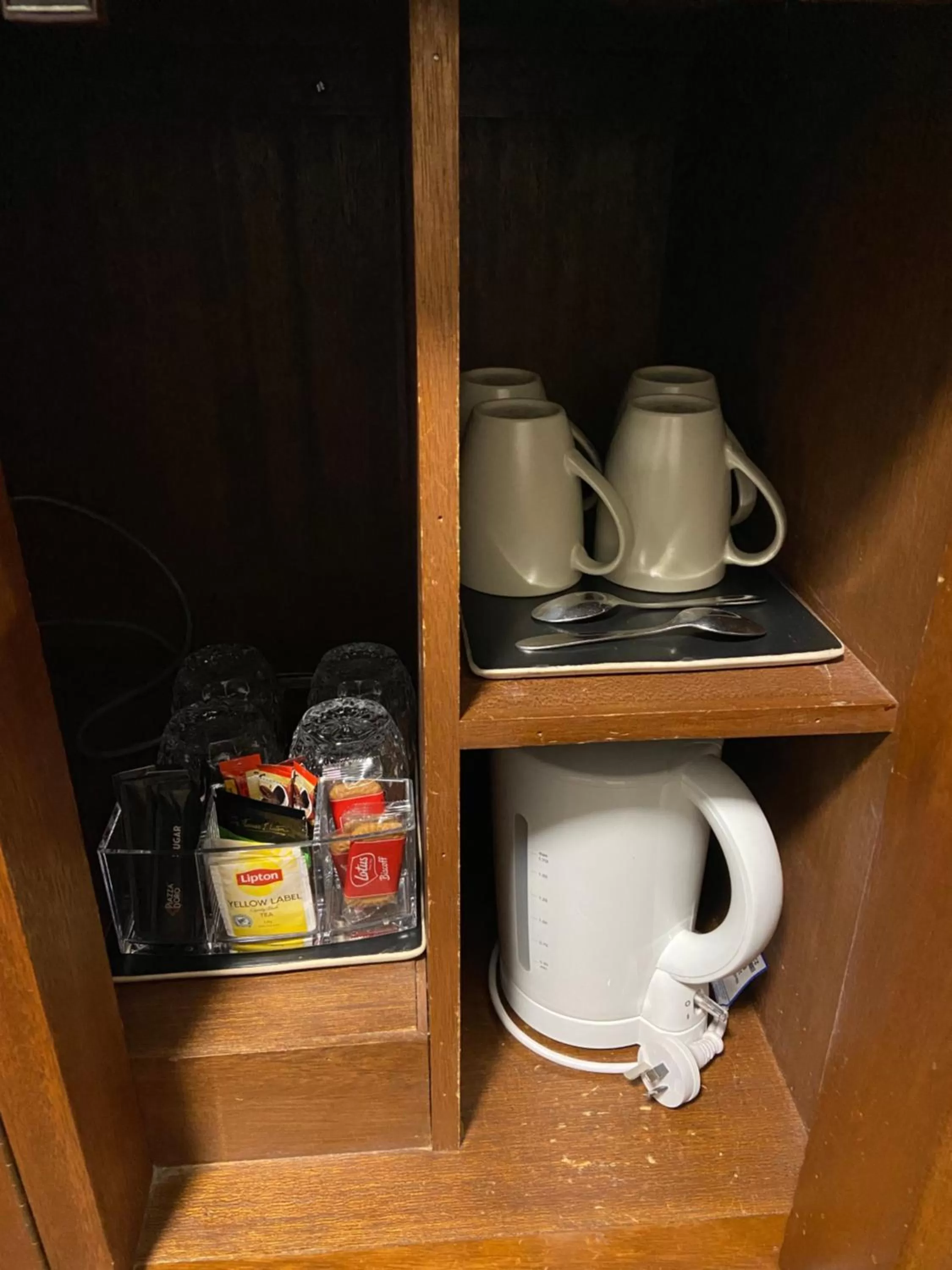 Coffee/tea facilities in Adelaide Inn