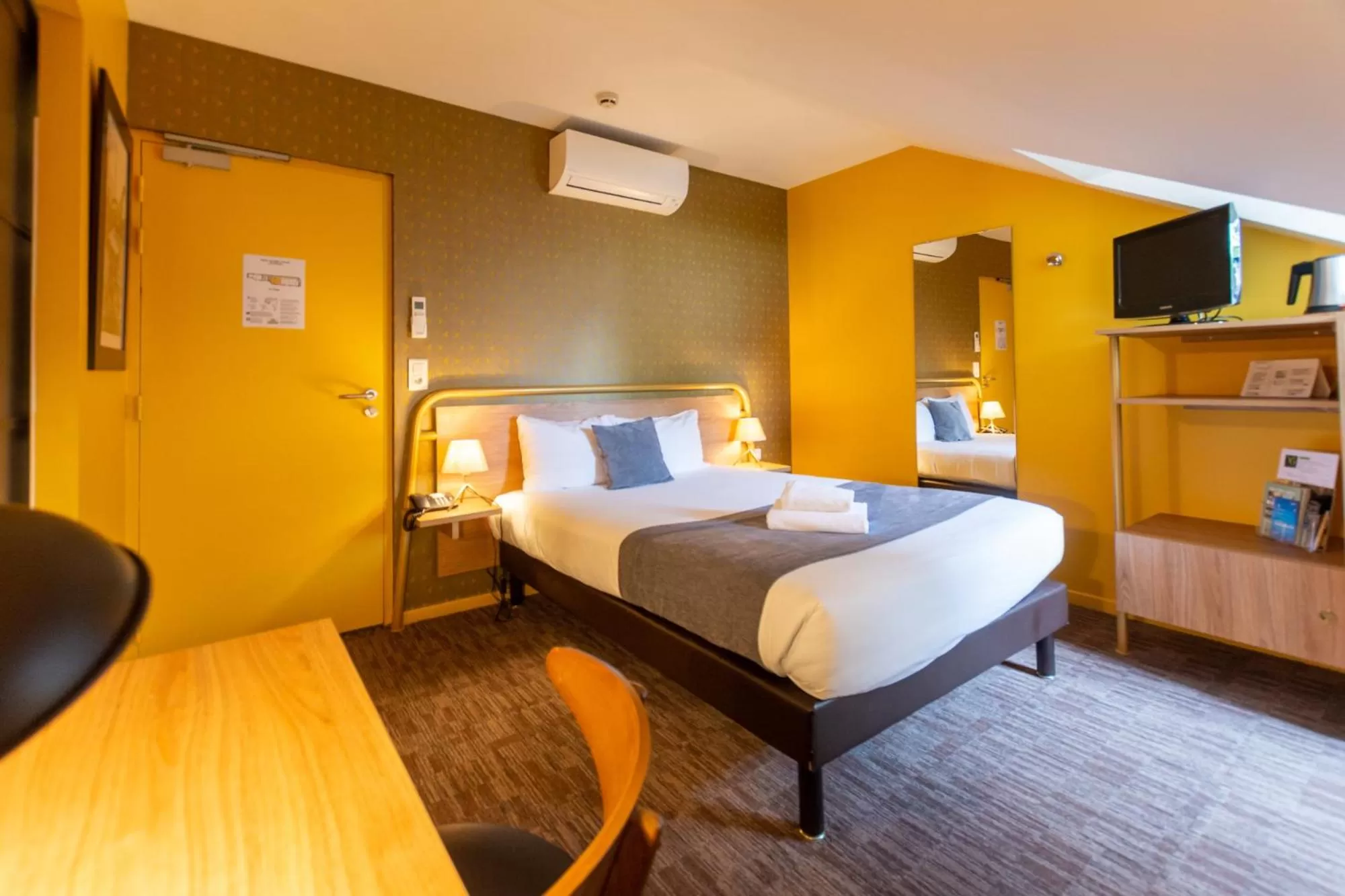 Bed in Logis Hôtel Le Vert Galant