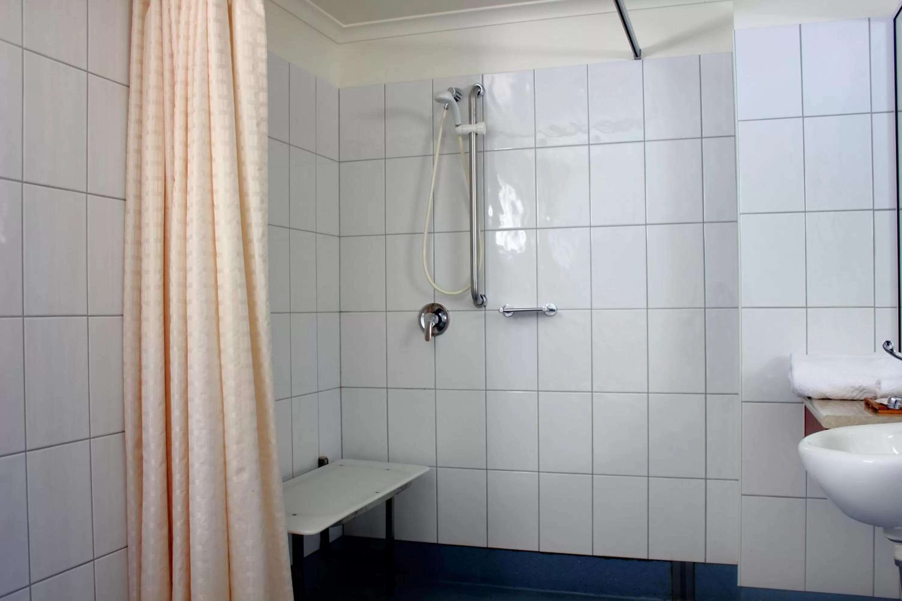 Bathroom in Kobbers Motor Inn