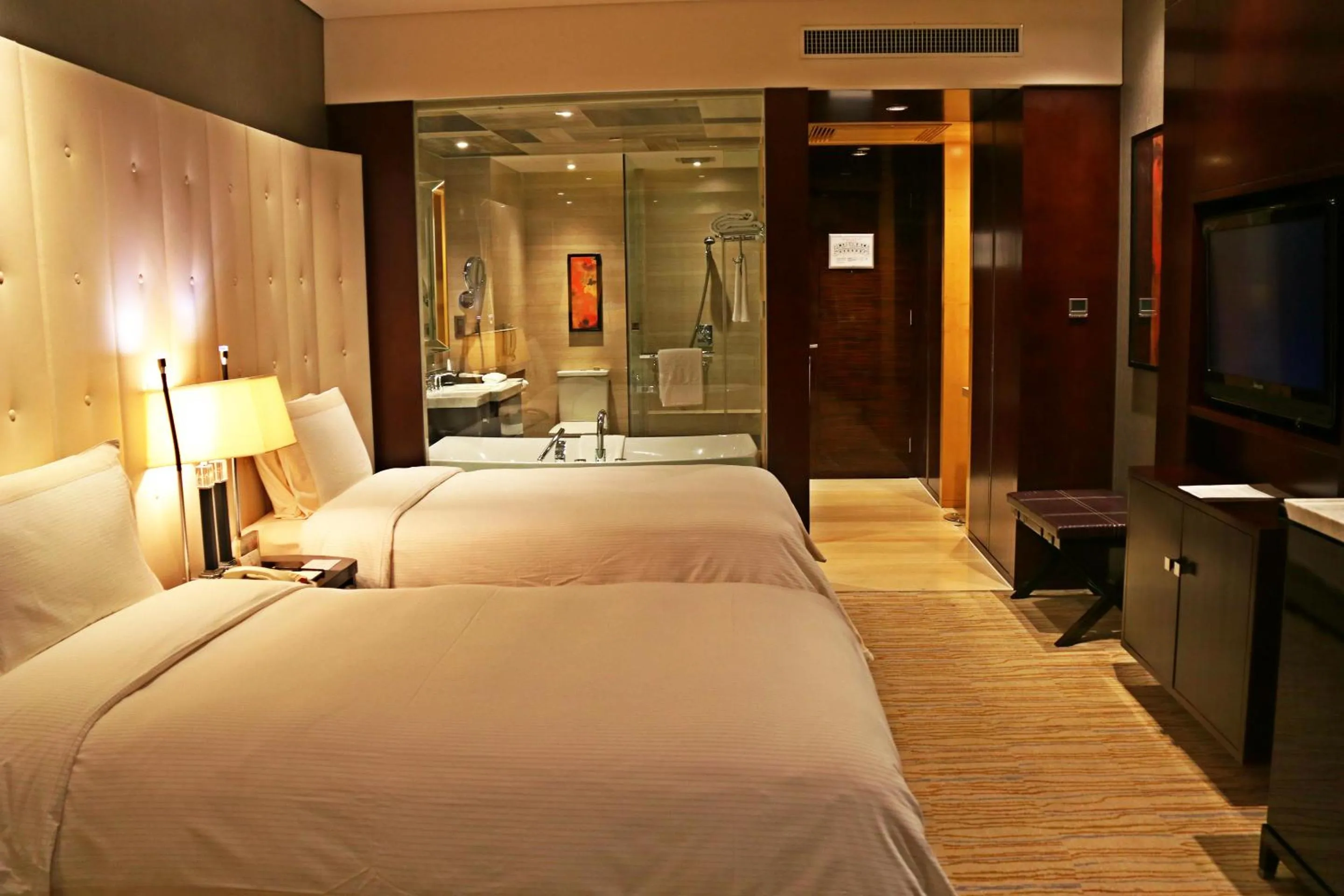 Bed in Royal International Hotel Shanghai - Pudong International Airport