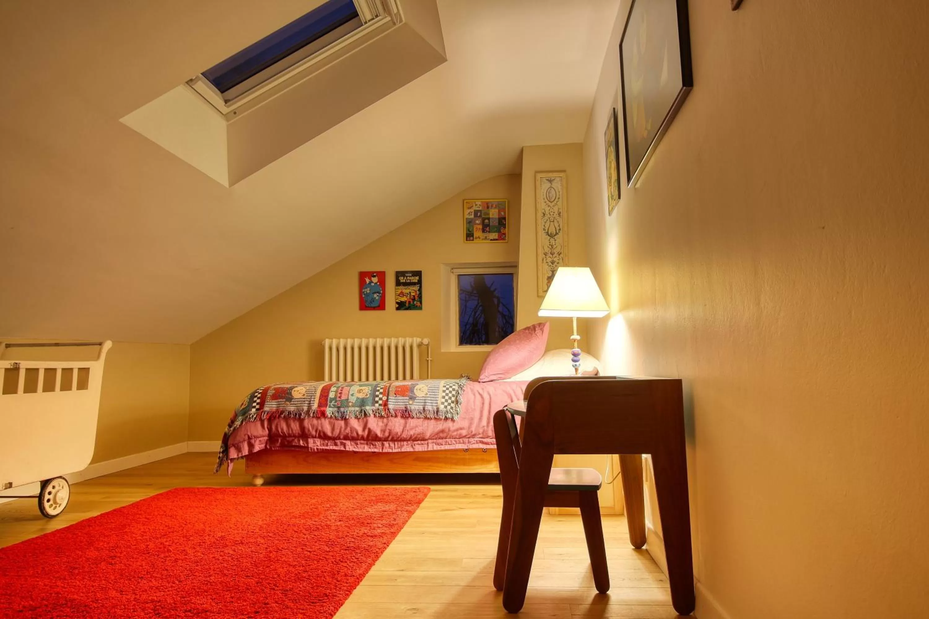 Children play ground, Bed in KERBELEG, ferme-manoir du XVè siècle, chambres grand confort