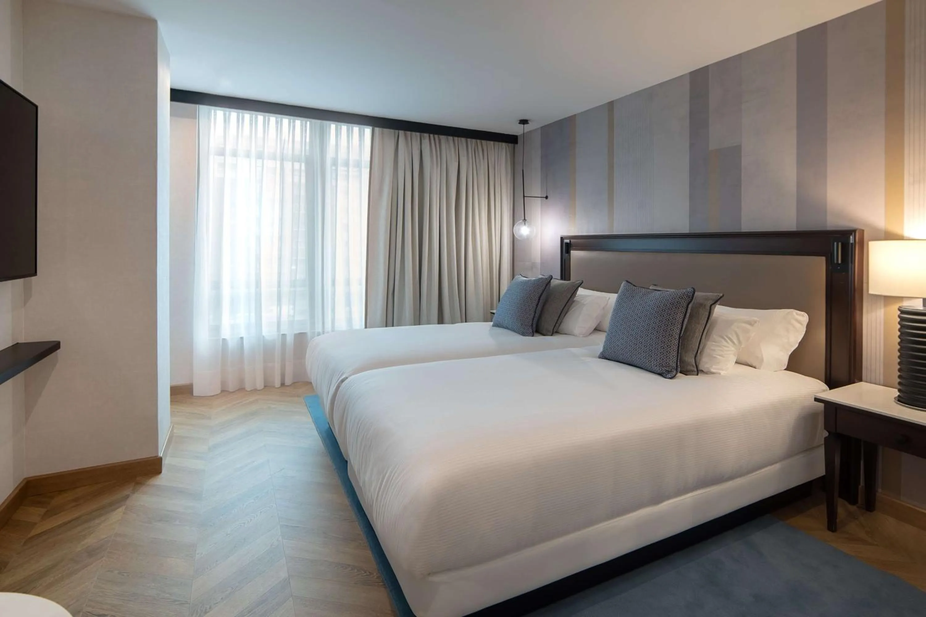 Photo of the whole room, Bed in Hyatt Regency Hesperia Madrid
