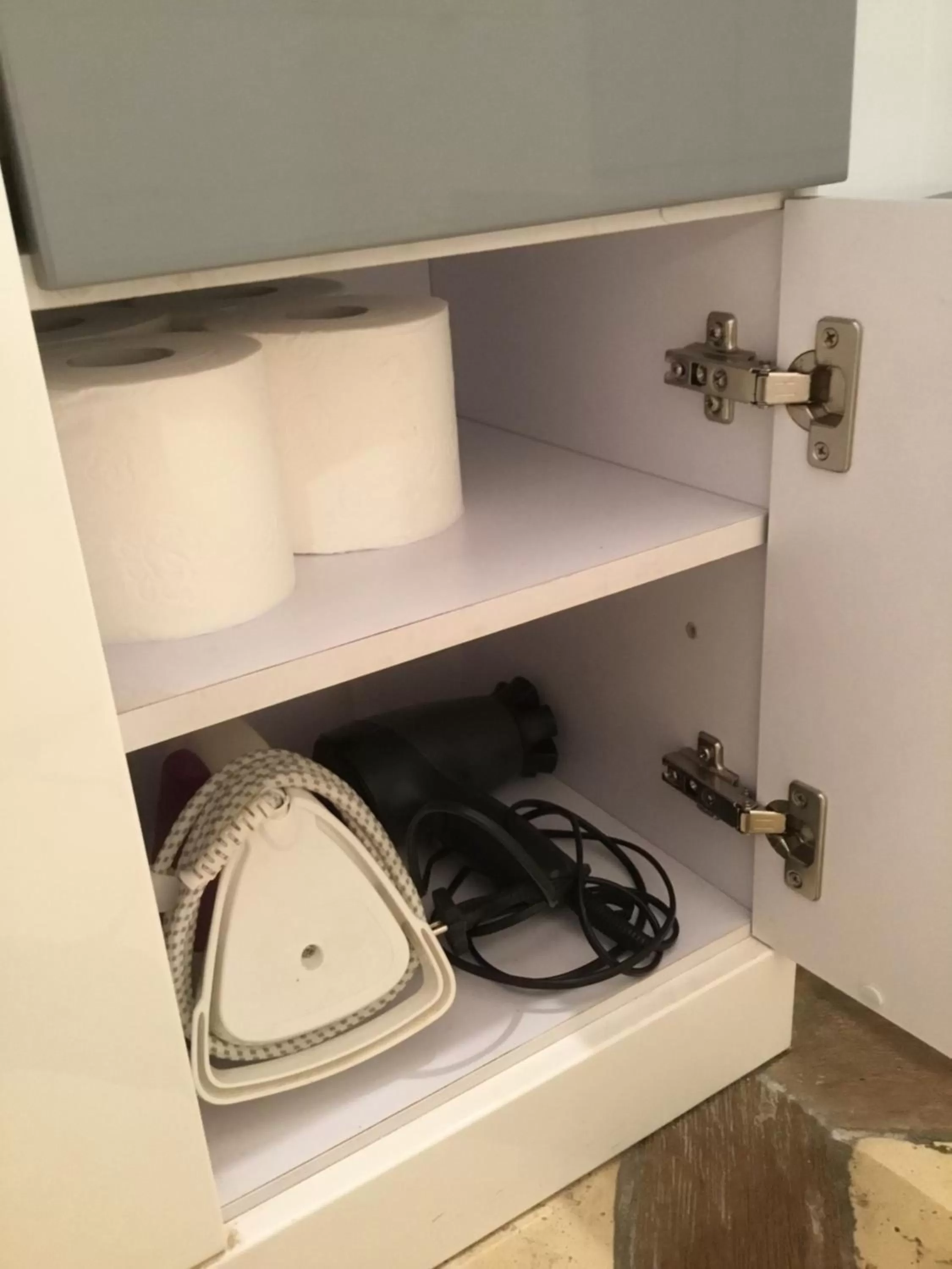 wardrobe in Gîte Studio "La Cambra dé Monflanquin" Studio Cottage