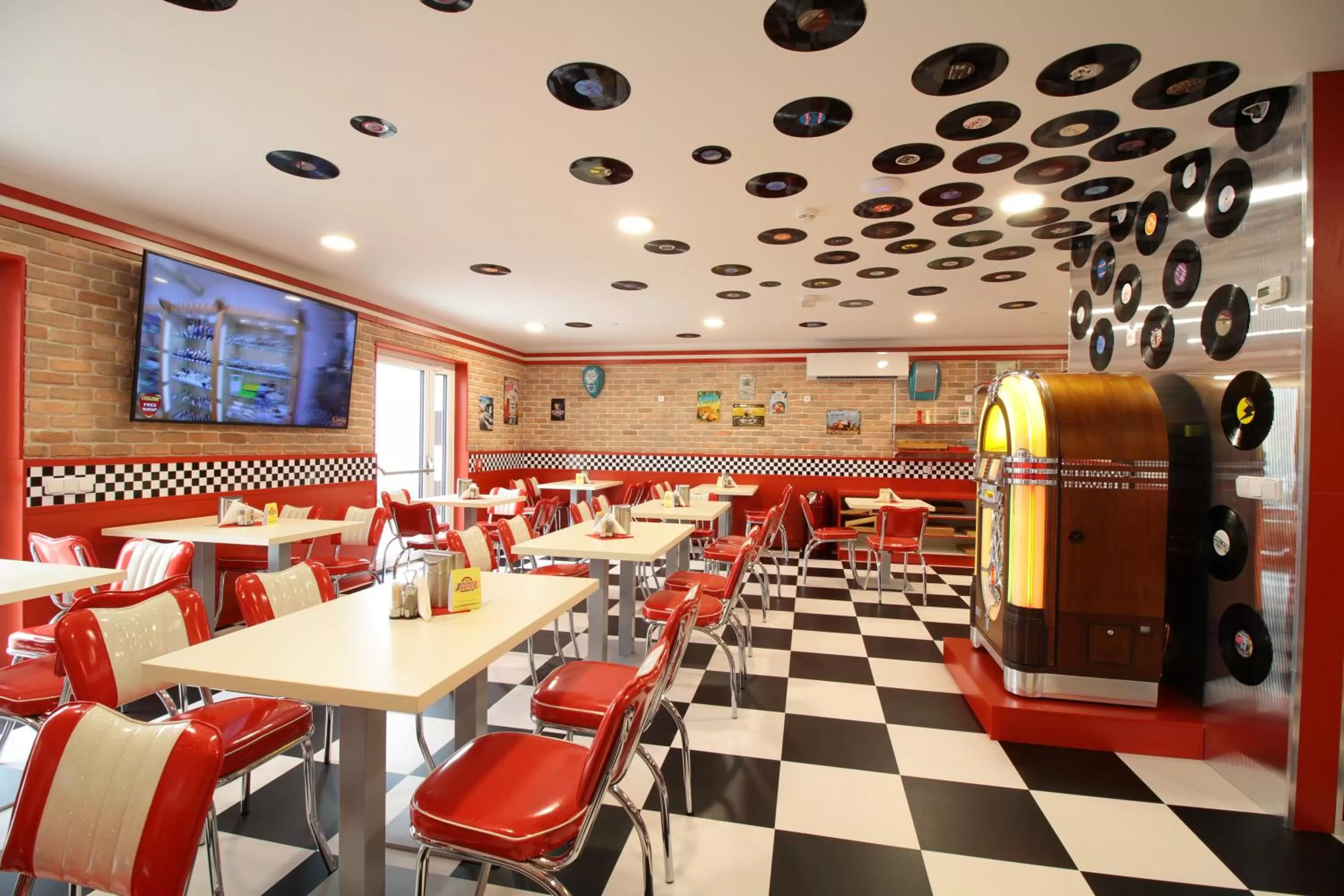Restaurant/Places to Eat in Jukebox Hotel