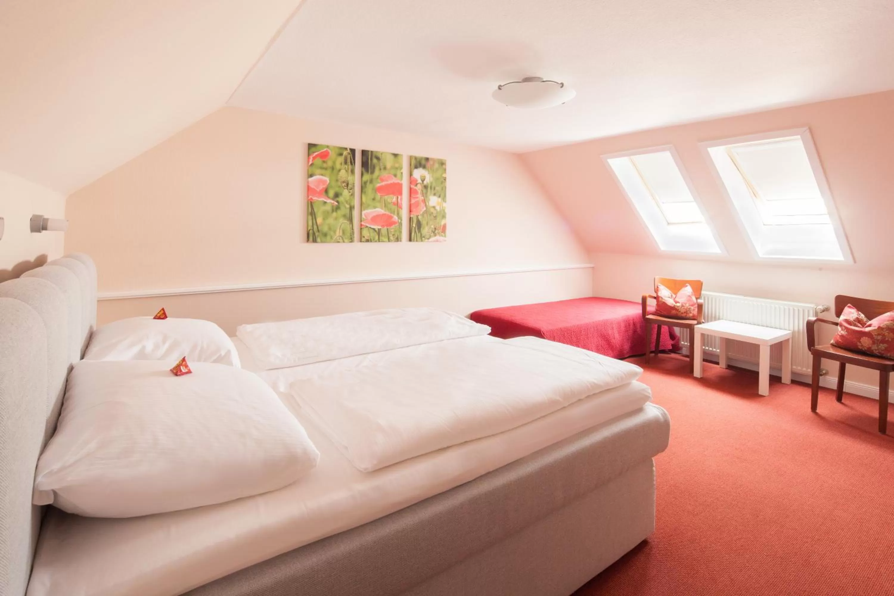 Photo of the whole room, Bed in Schäfers Hotel, Self-Check-in, Cafe und Bäcker am Hotel