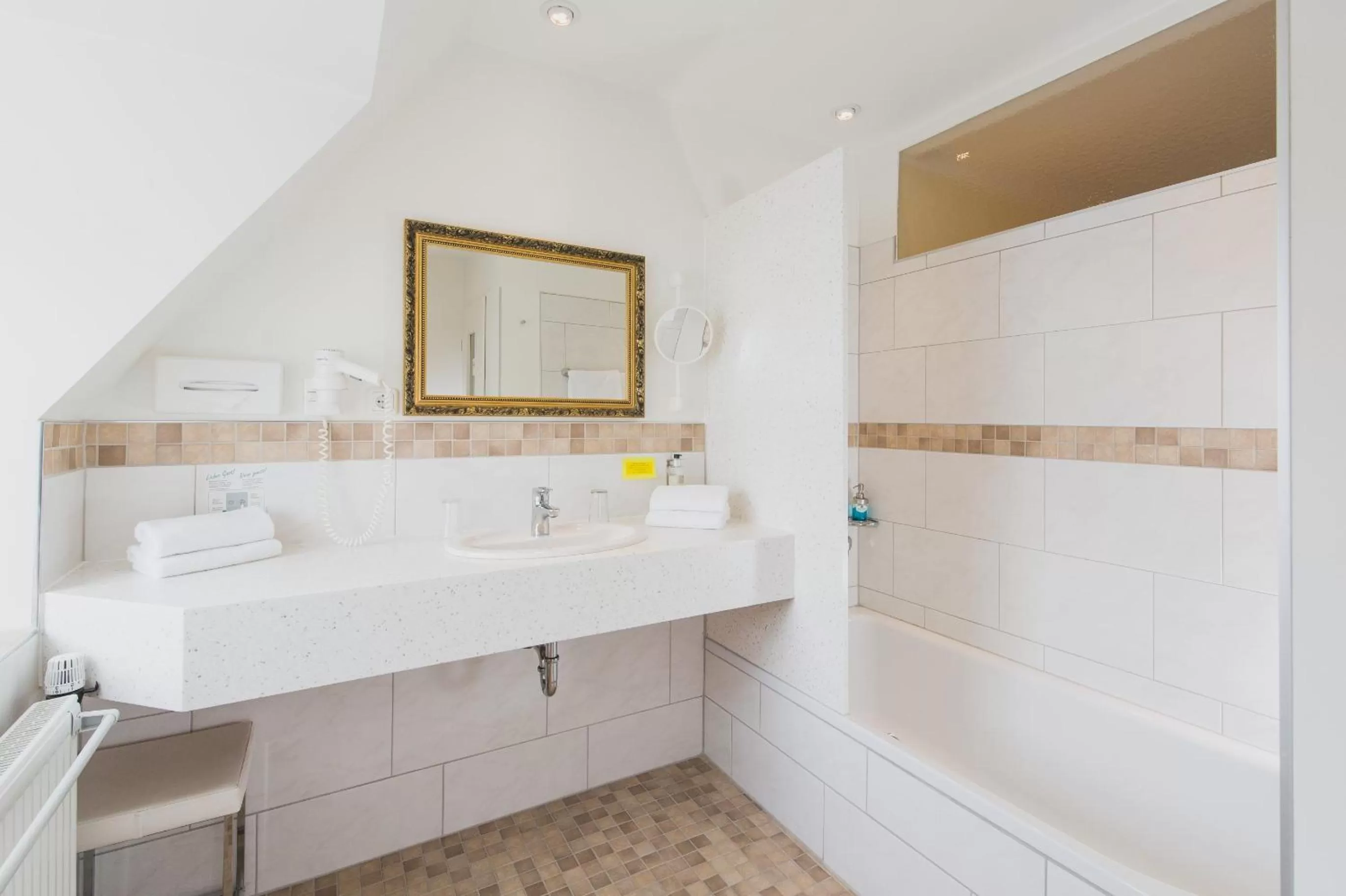 Bathroom in Klassik Hotel am Tor