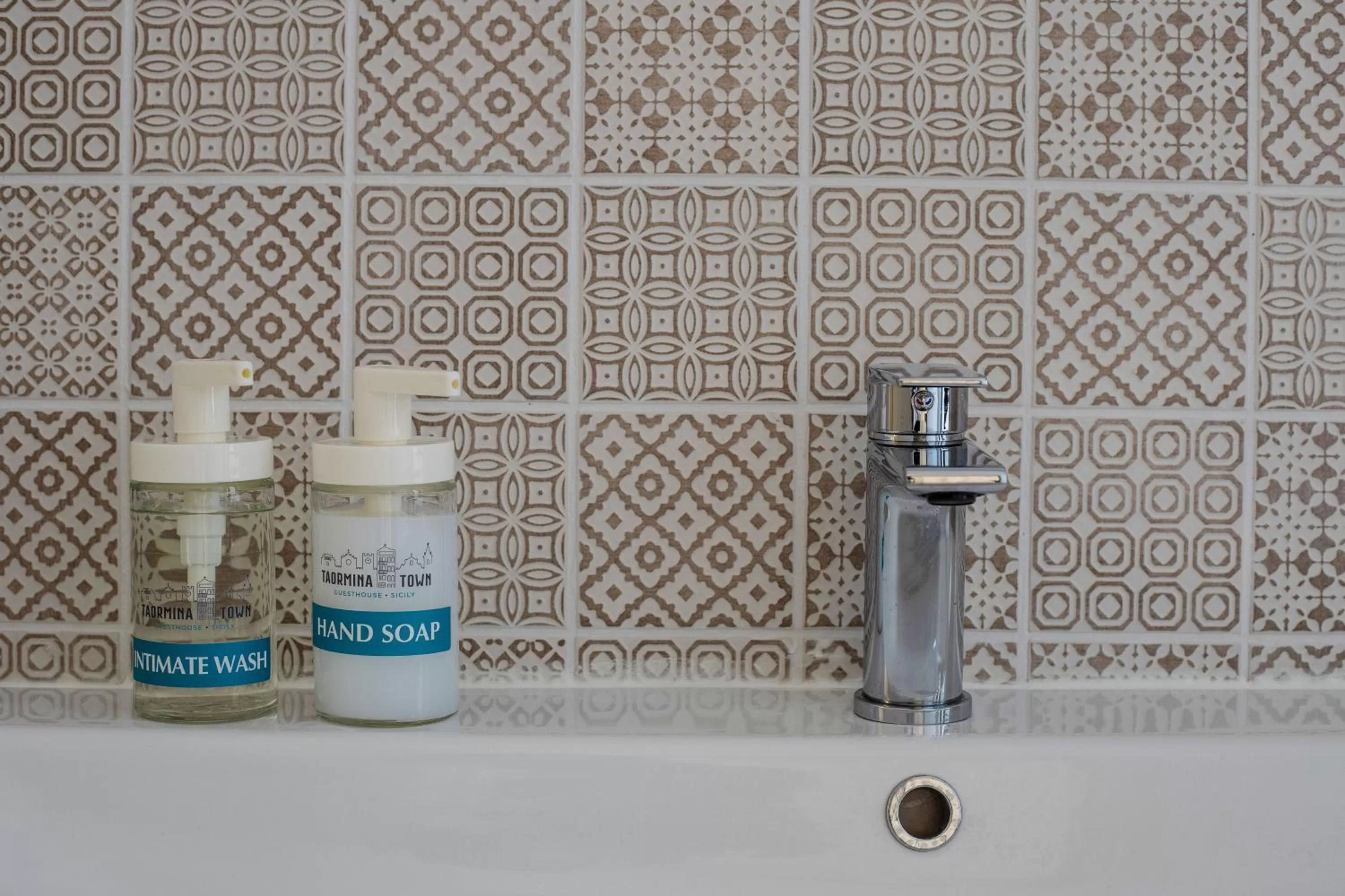 Toilet in Taormina Town - Guesthouse Sicily