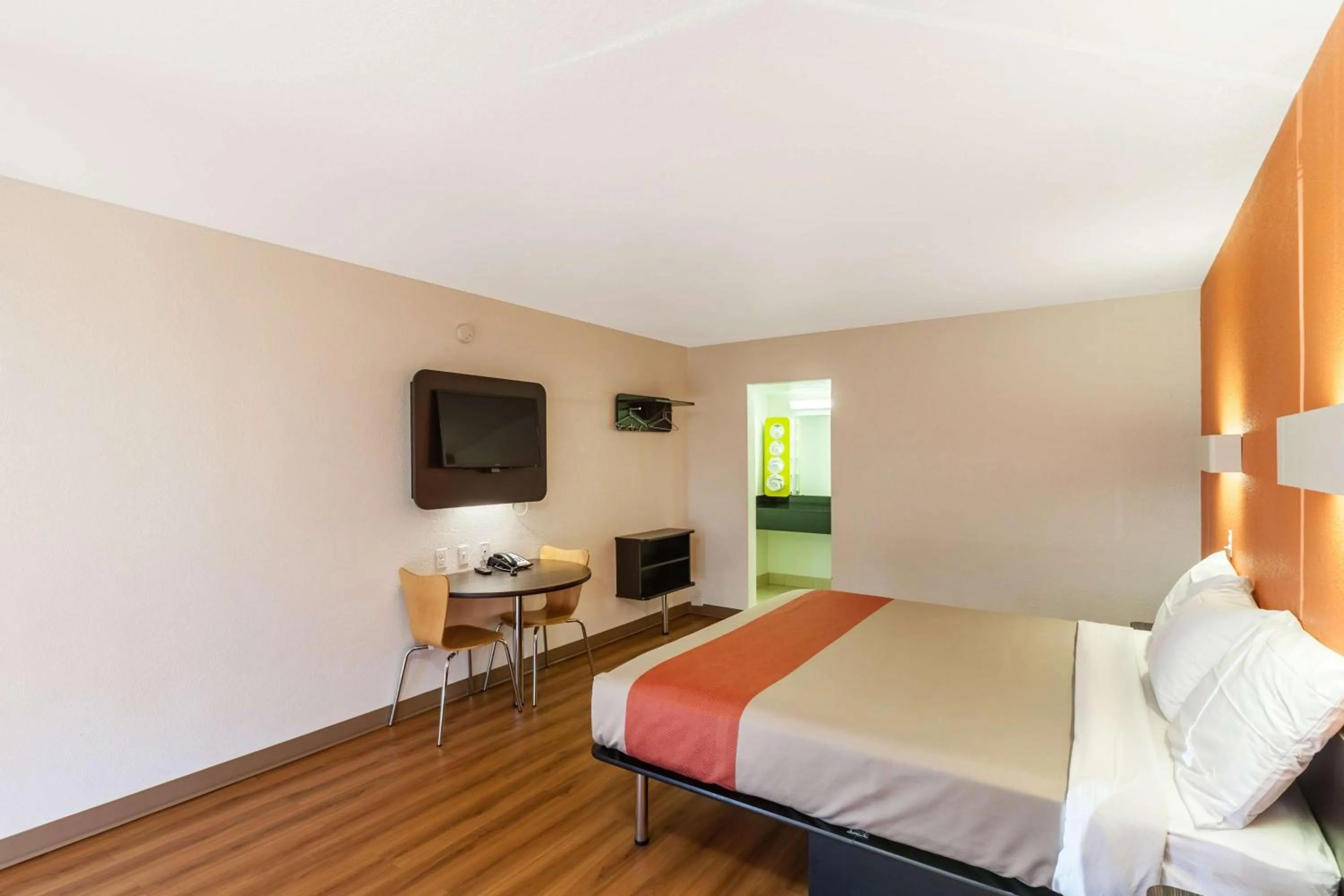 TV and multimedia, Bed in Motel 6 Fort Worth, Tx - Stockyards