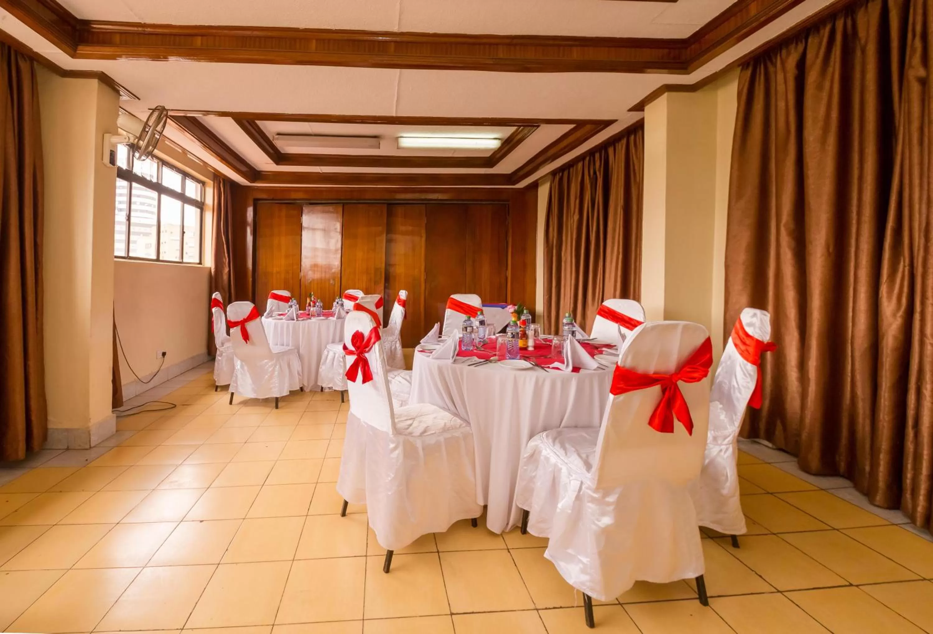 Restaurant/places to eat in Marble Arch Hotel