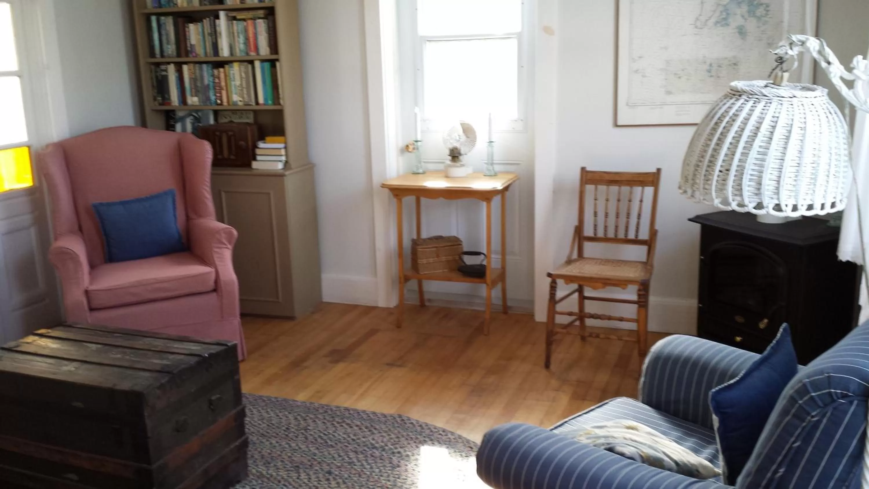 Communal lounge/ TV room in Compass Rose Heritage Inn