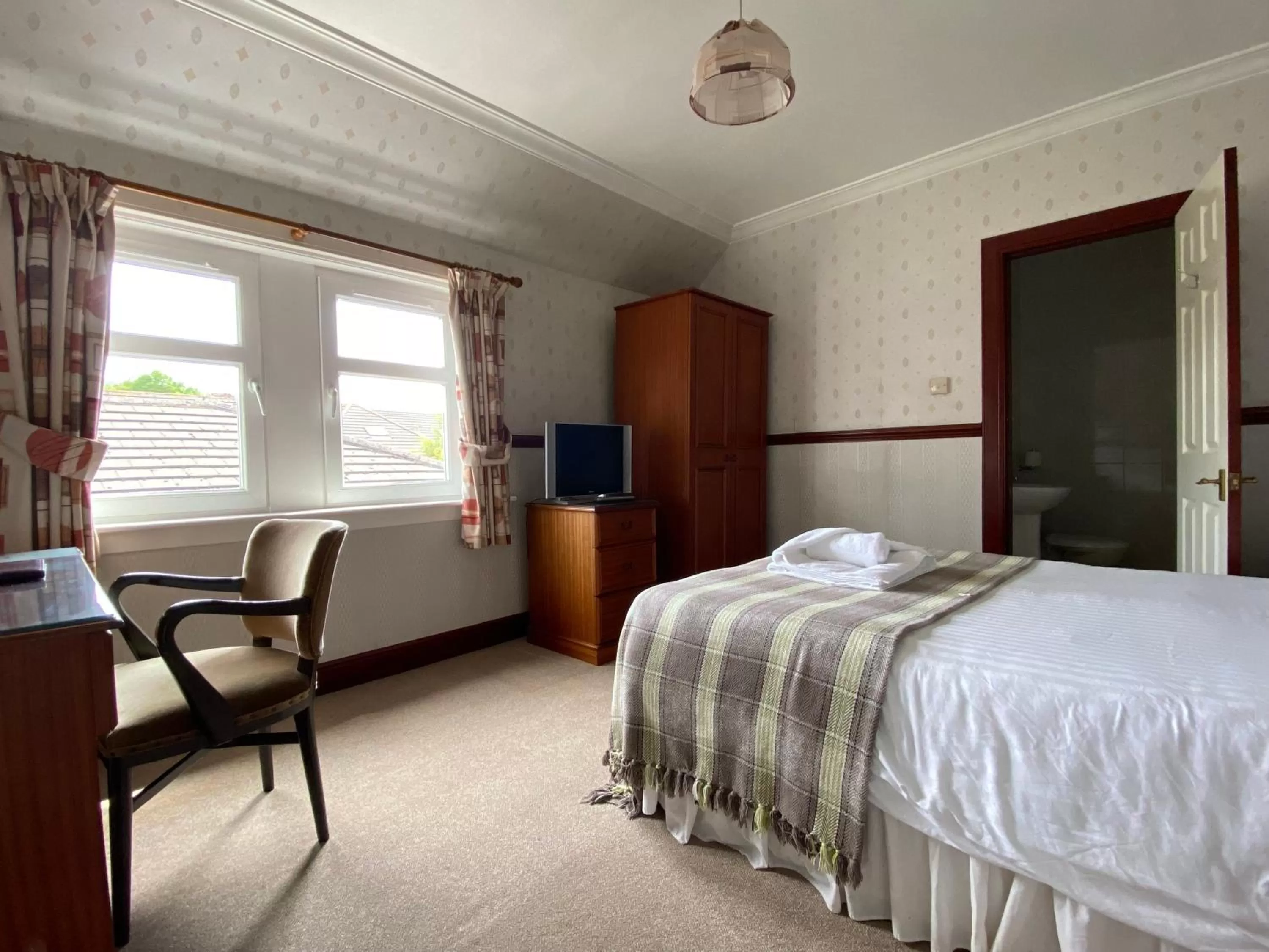 Bedroom, Bed in Kings Arms Hotel