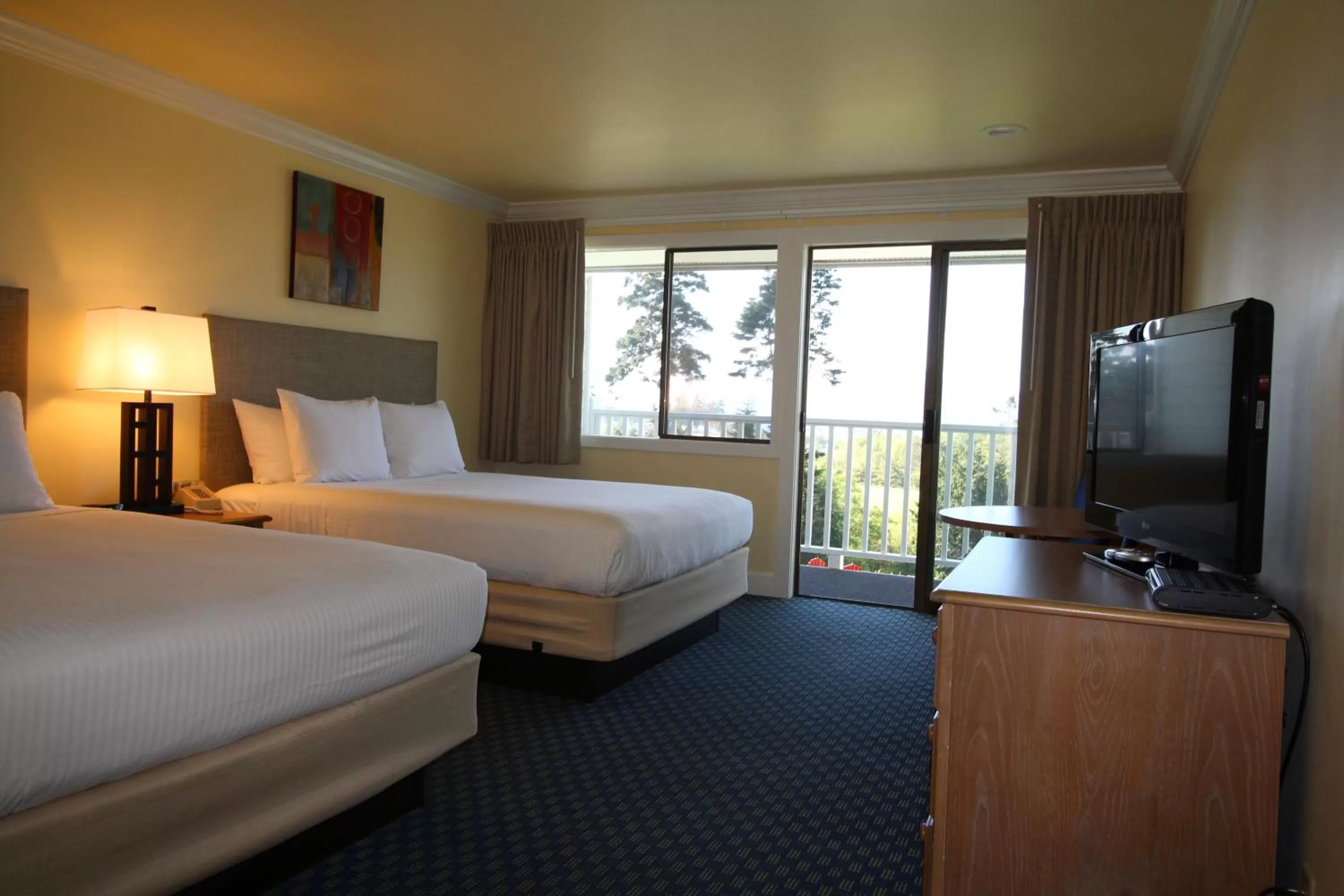 Photo of the whole room, Bed in Anacortes Ship Harbor Inn