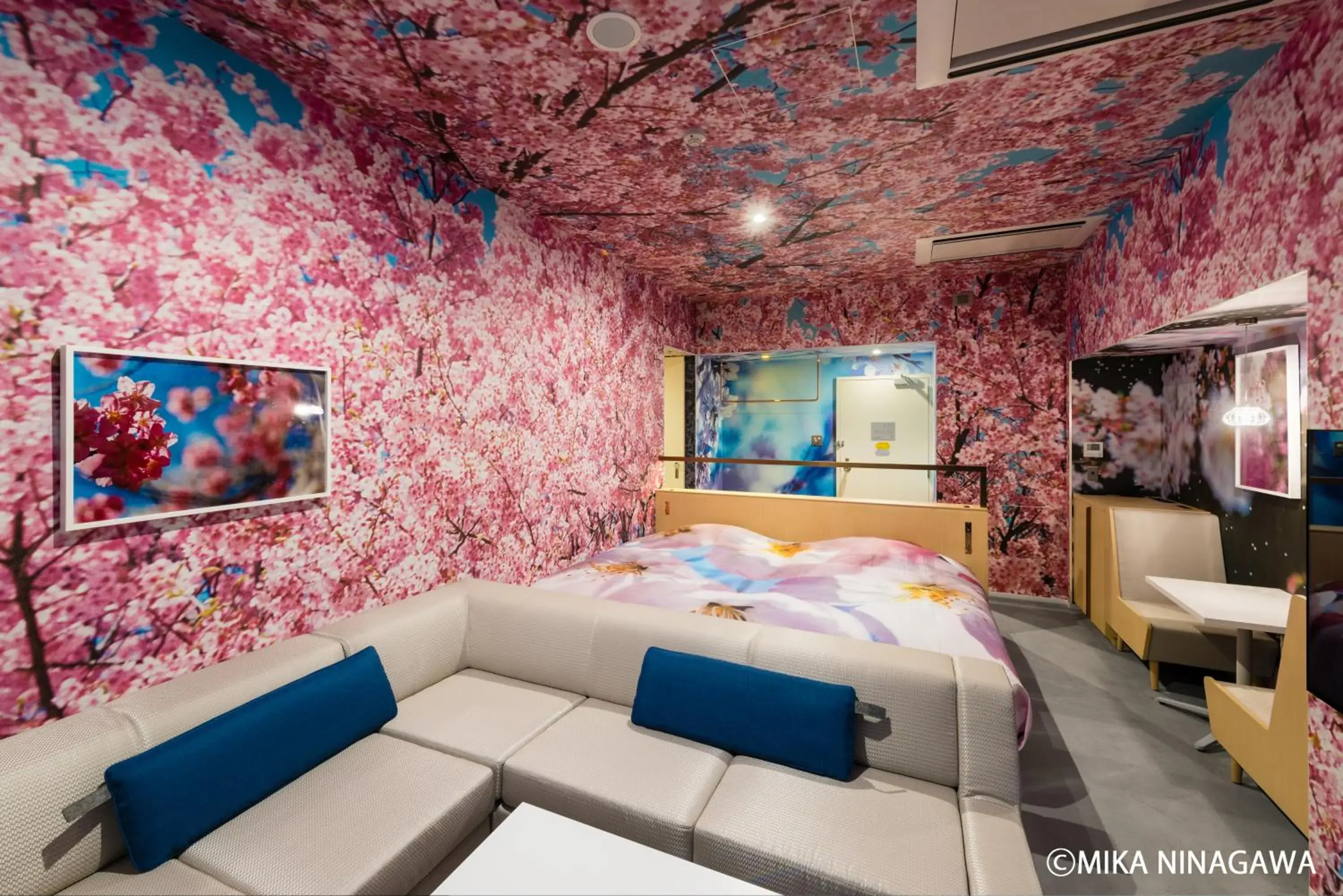 Photographer and Film Director Mika Ninagawa Twin Room with Cypress Wood Bathtub - single occupancy in Hotel Anteroom Kyoto Photographer and Film Director Mika Ninagawa Twin Room with Cypress Wood Bathtub - single occupancy in Hotel Anteroom Kyoto