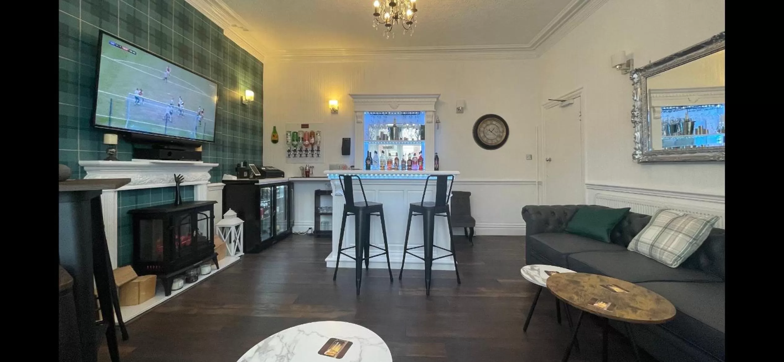 Lounge or bar in North Crest