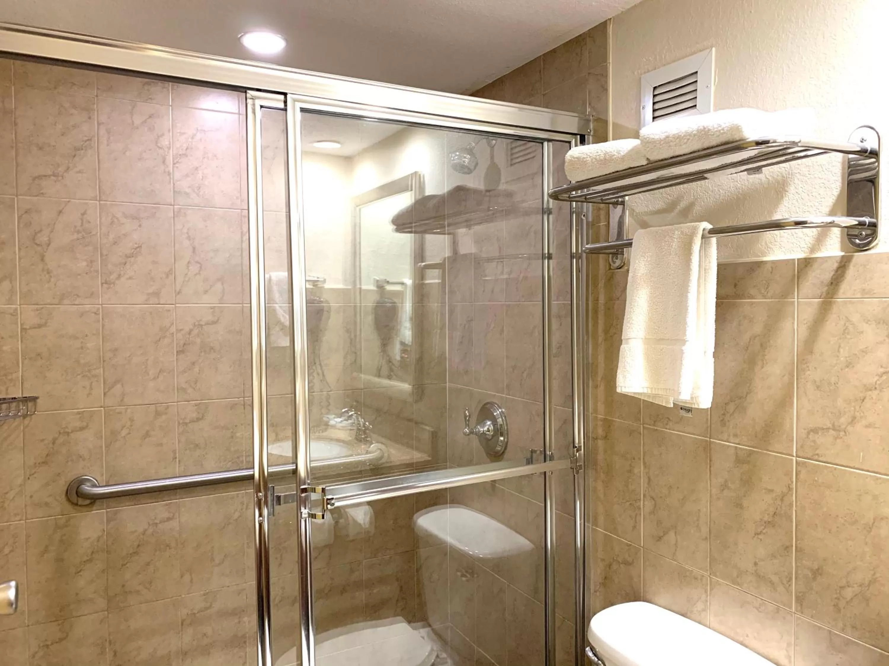 Shower in Rodeway Inn & Suites Fort Lauderdale Airport & Cruise Port