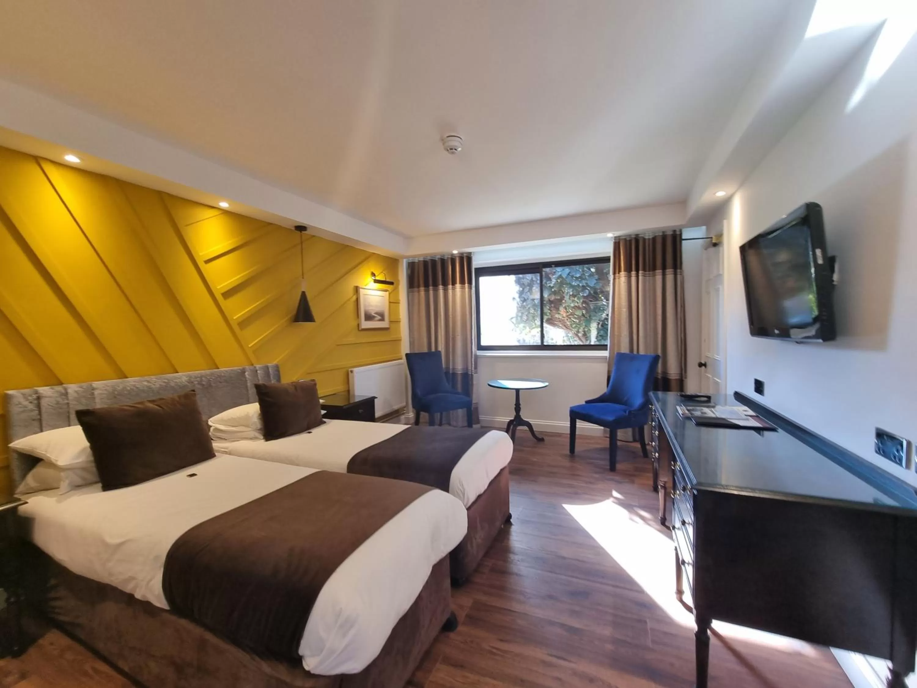 Photo of the whole room, Bed in Muthu Belstead Brook Hotel