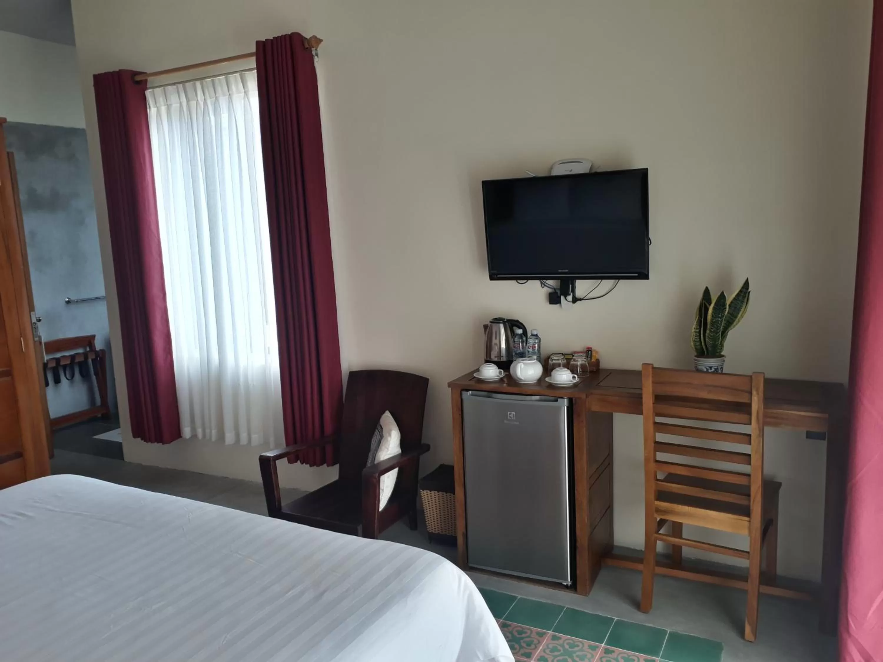 Photo of the whole room, Bed in Pink Tulip Hoi An