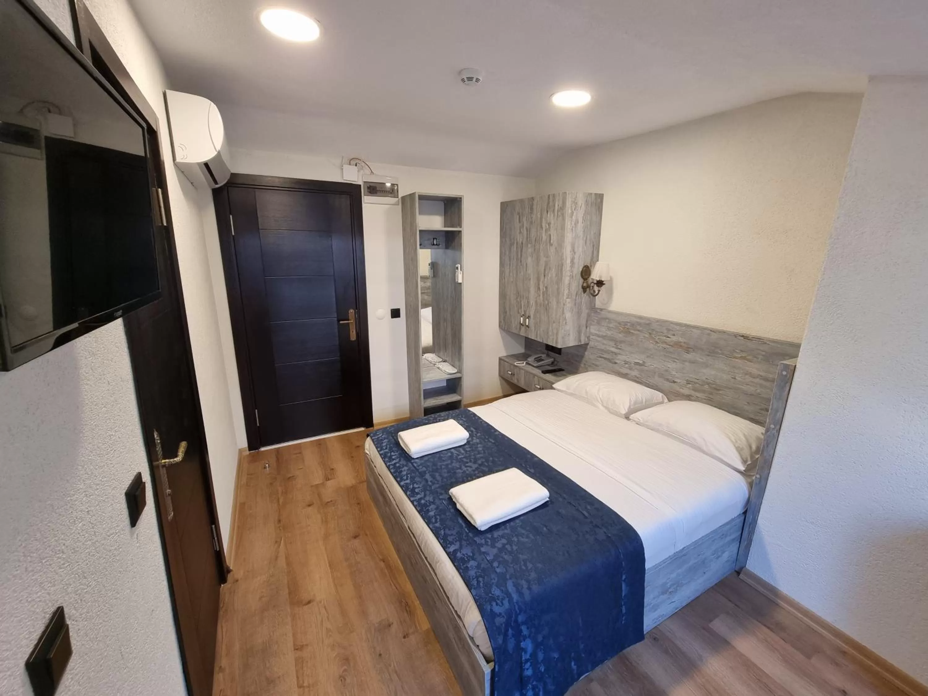 Photo of the whole room, Bed in Element Garden