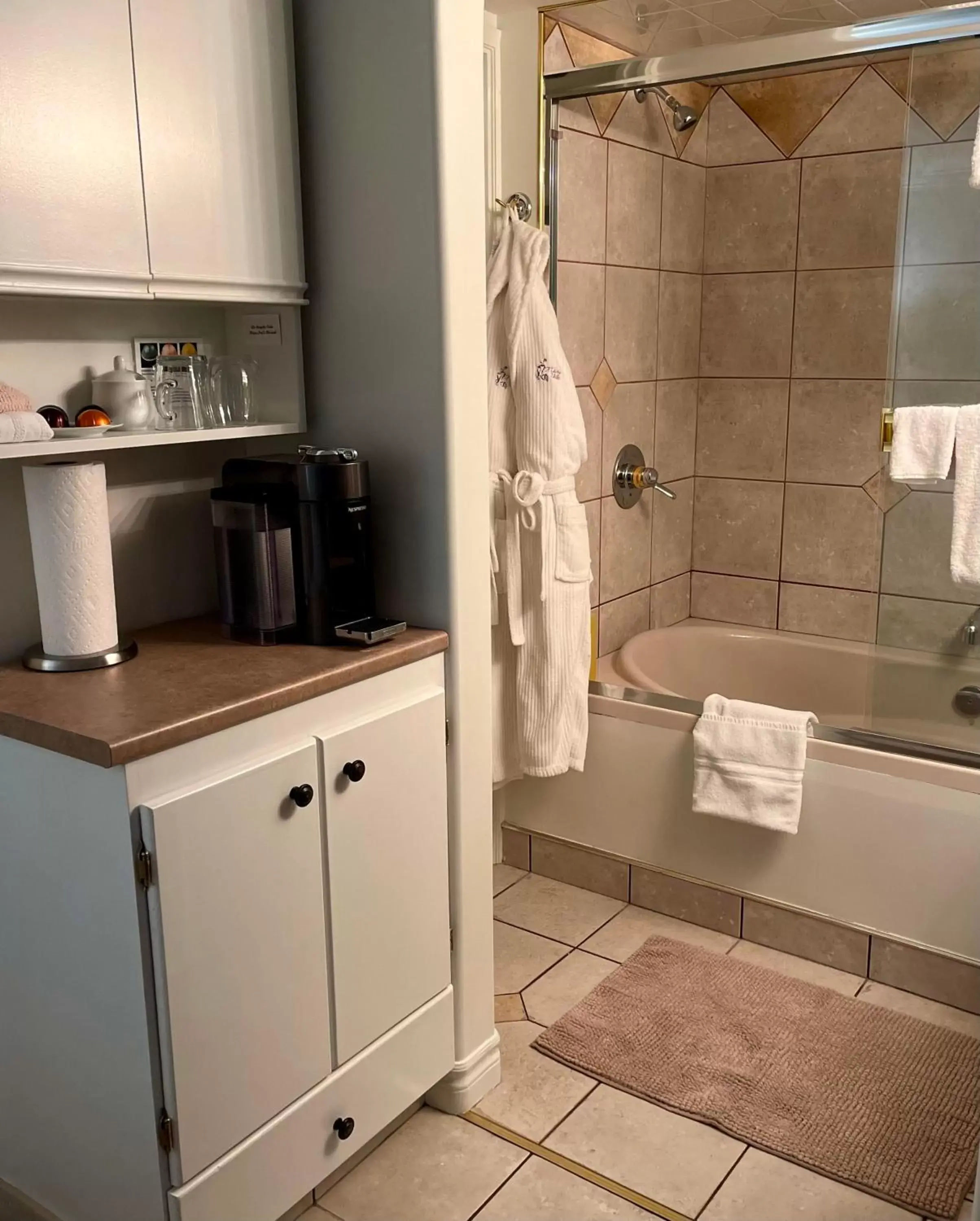 Queen Suite with Spa Bath in A Vista Villa Couples Retreat Queen Suite with Spa Bath in A Vista Villa Couples Retreat