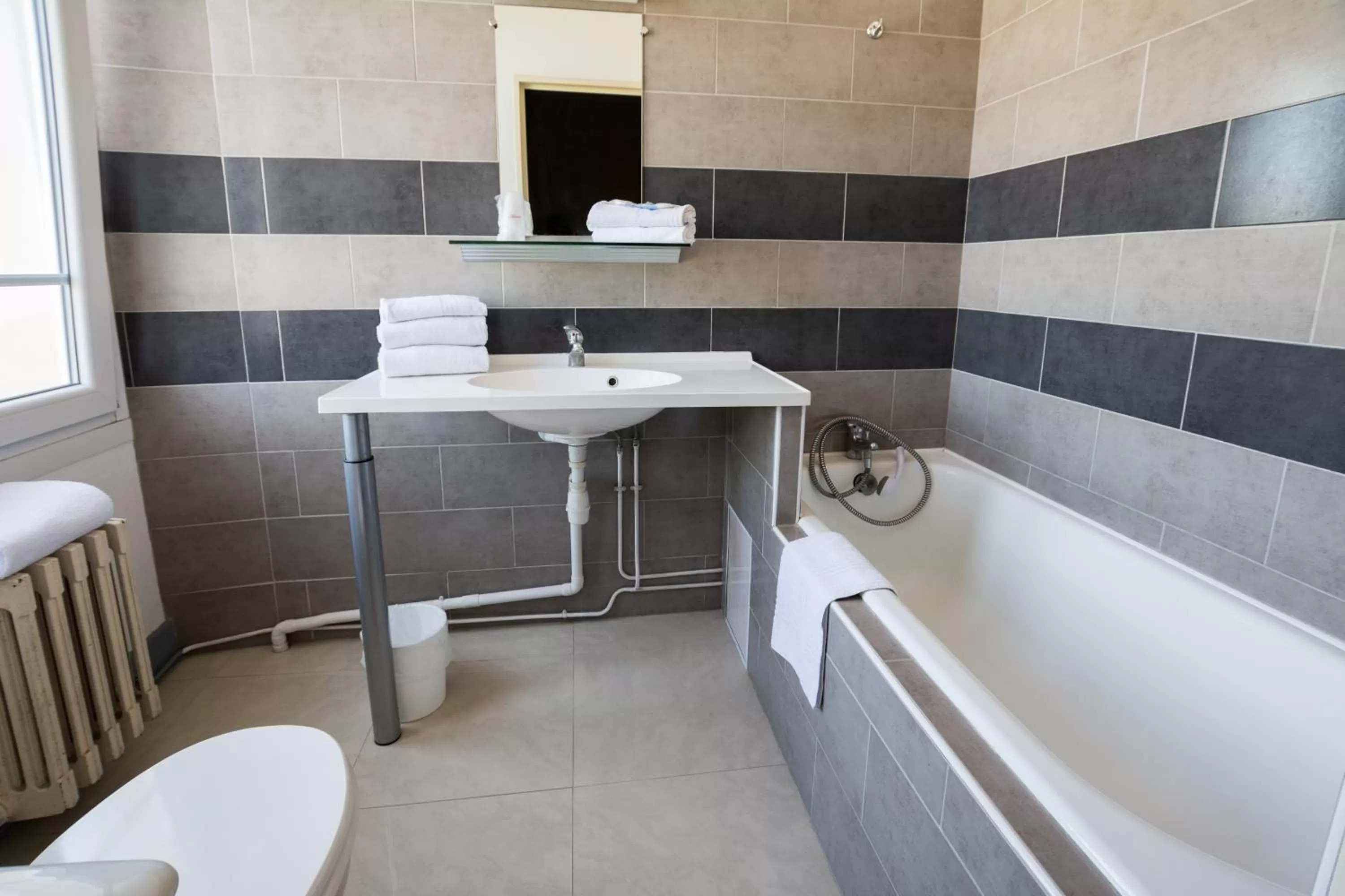 Bathroom in Hôtel De Champagne