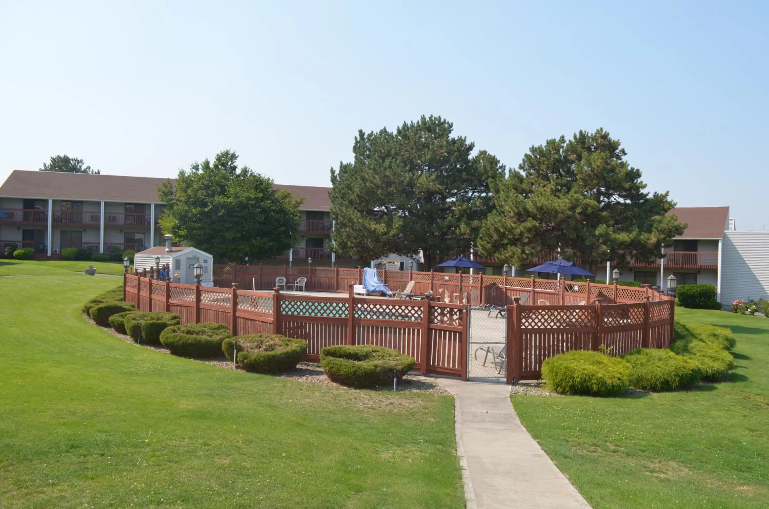 Swimming pool, Garden in Shilo Inns Suites The Dalles