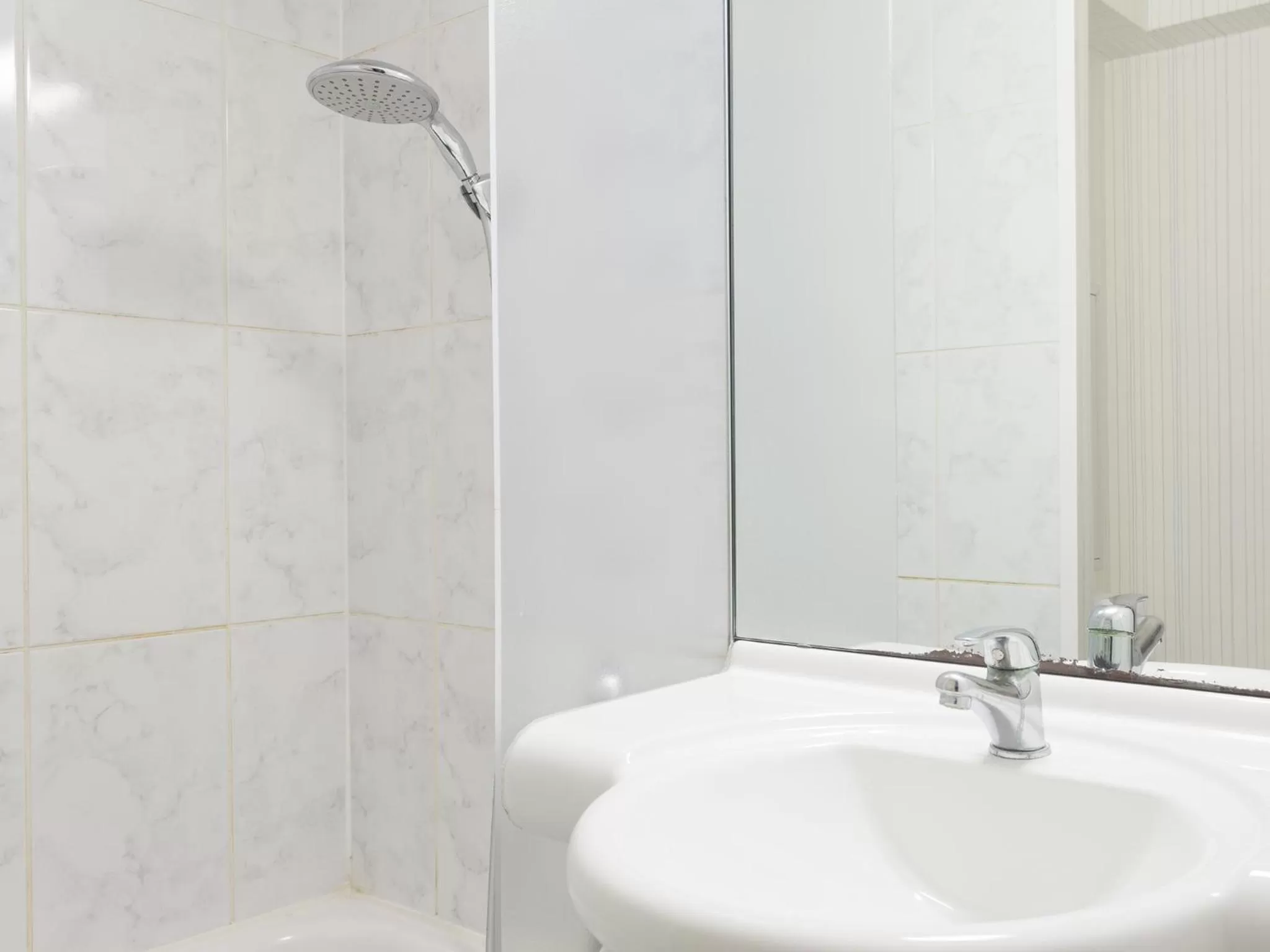 Bathroom in B&B HOTEL Nancy Frouard