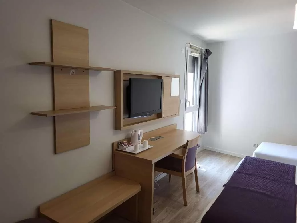 Bedroom, Bed in EastLodge Lyon Est Eurexpo