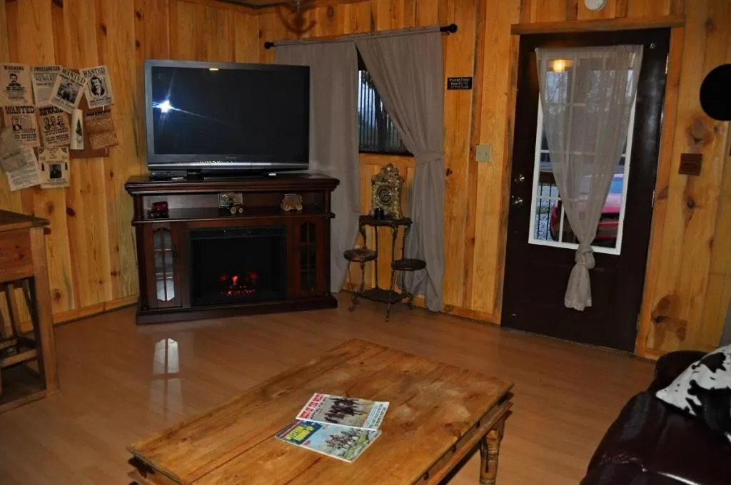 Living room, TV/Entertainment Center in Diamonds Old West