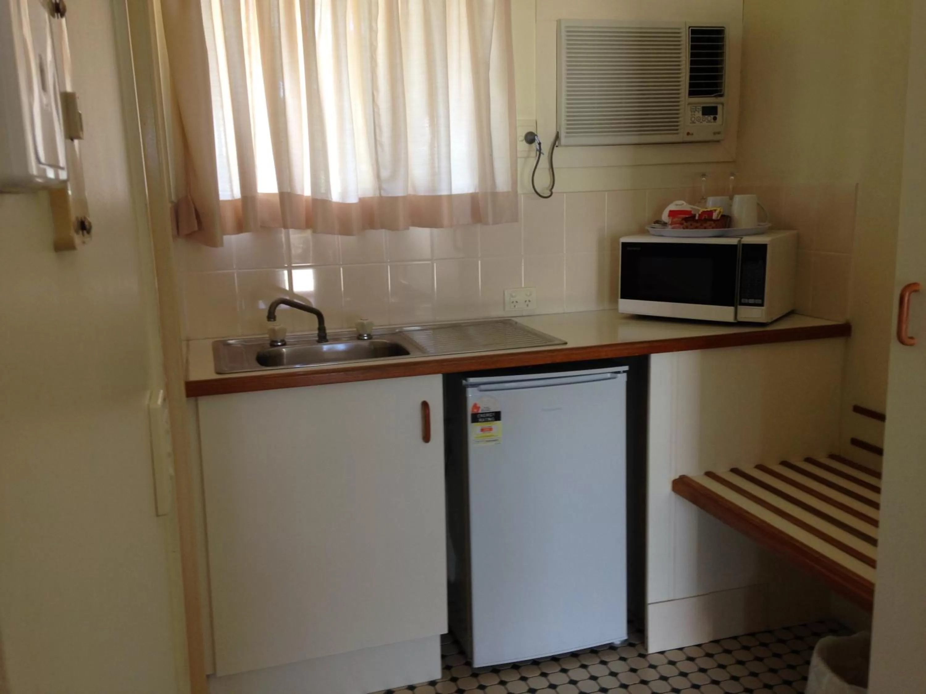 Kitchen or kitchenette in Country Rose Motel Warwick