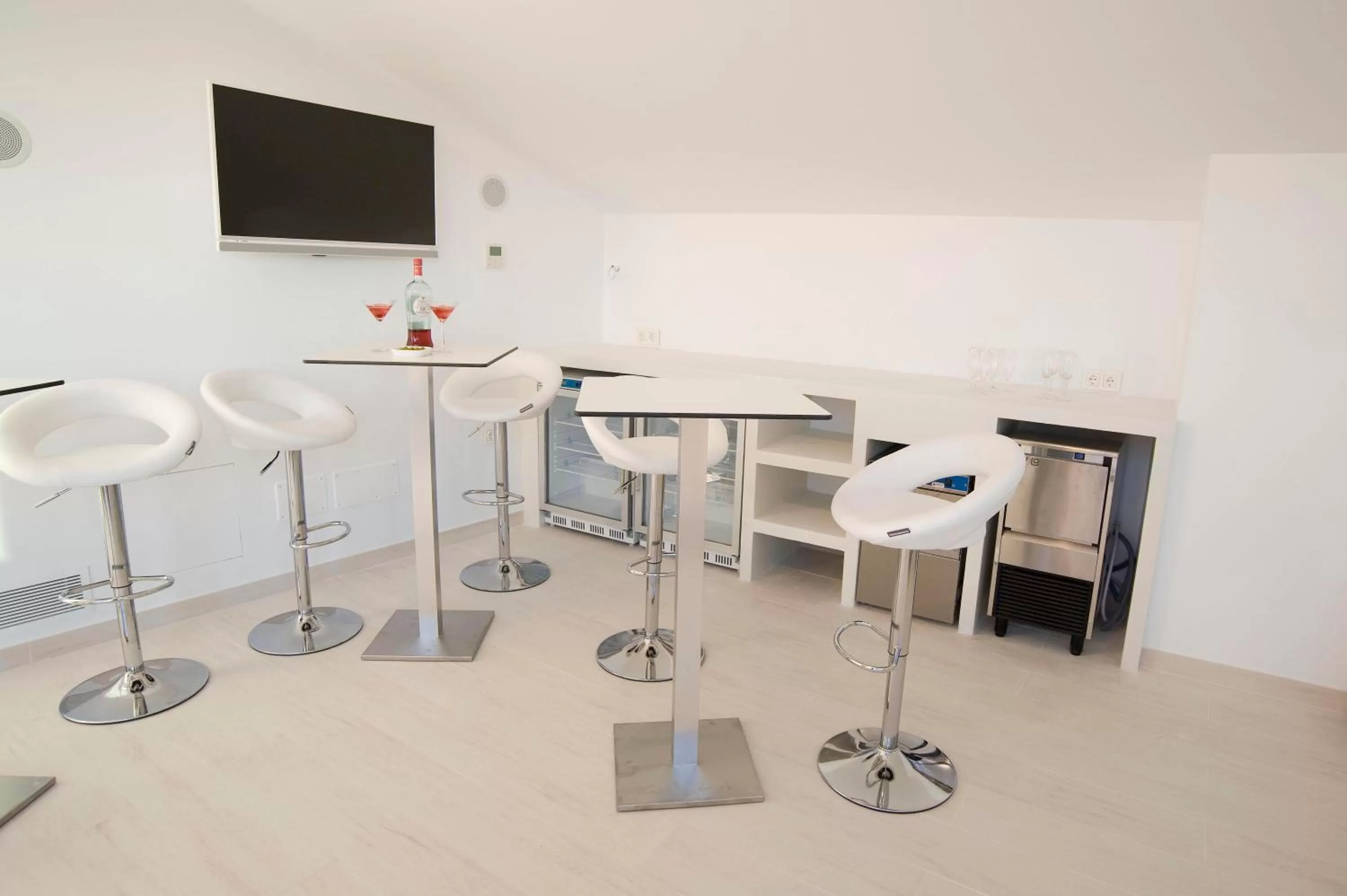 Communal lounge/ TV room in Sindic Hotel - Adults Only