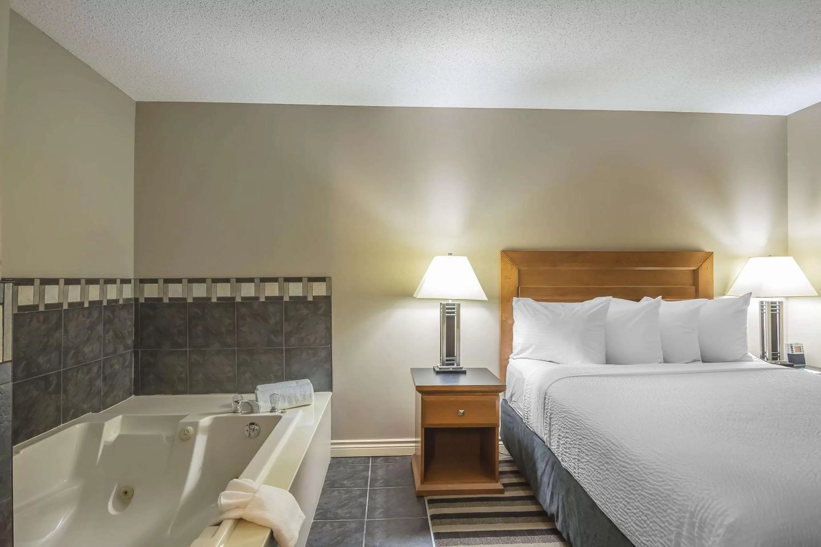 Photo of the whole room, Bed in Quality Inn West Edmonton