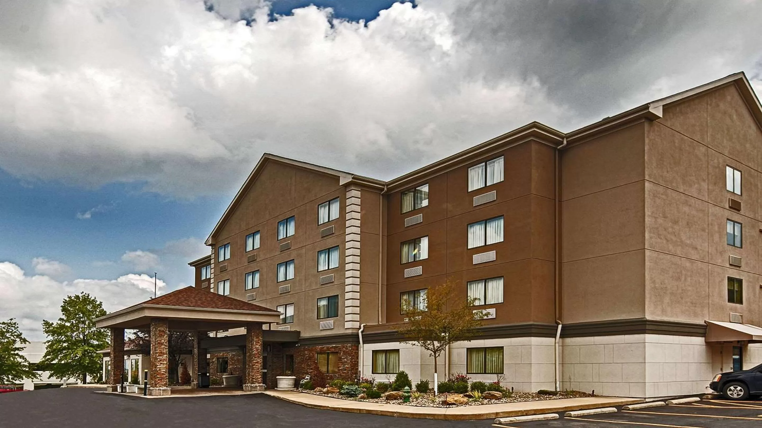 Property building in Comfort Inn & Suites Copley Akron