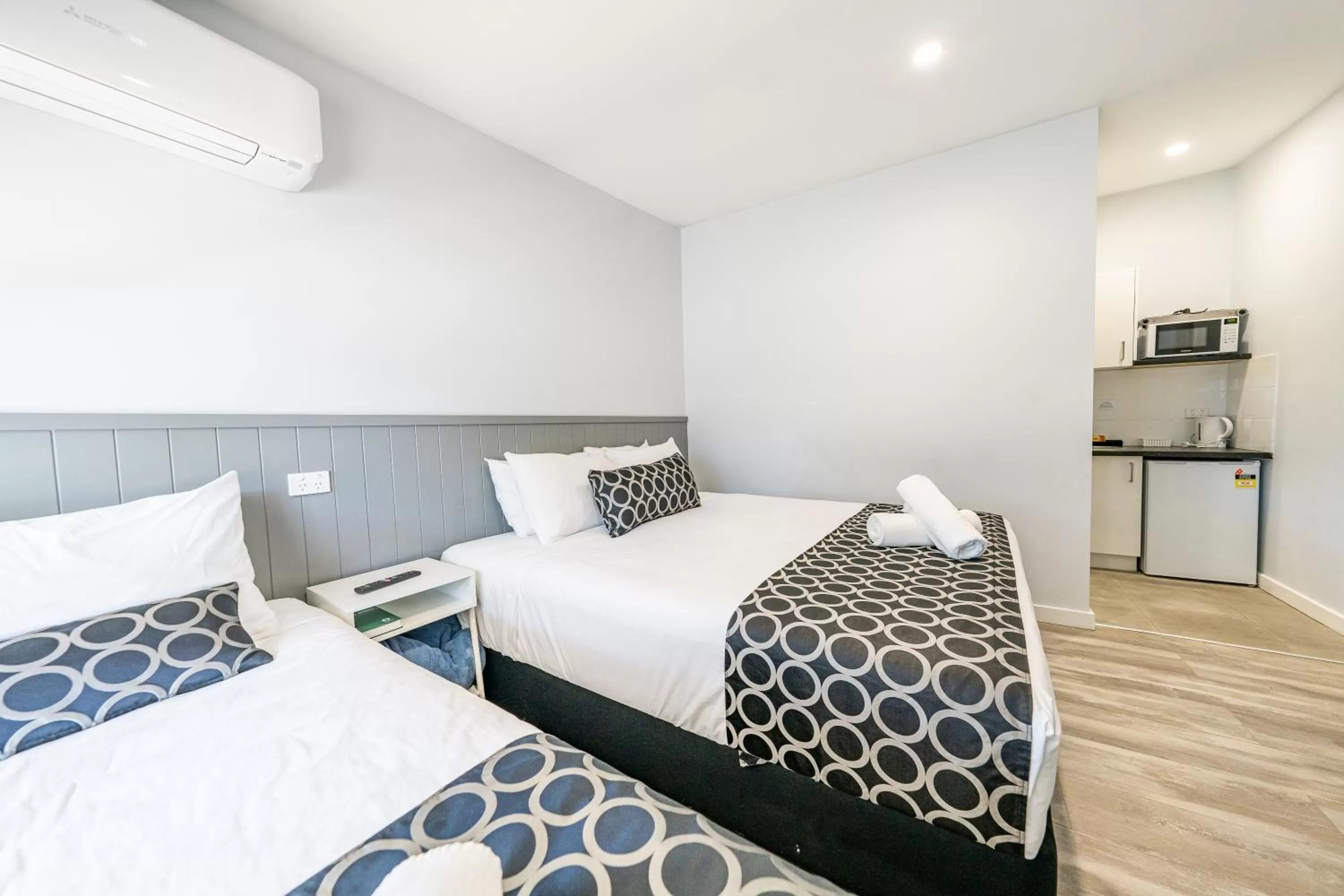 Living room, Bed in Bega Motel