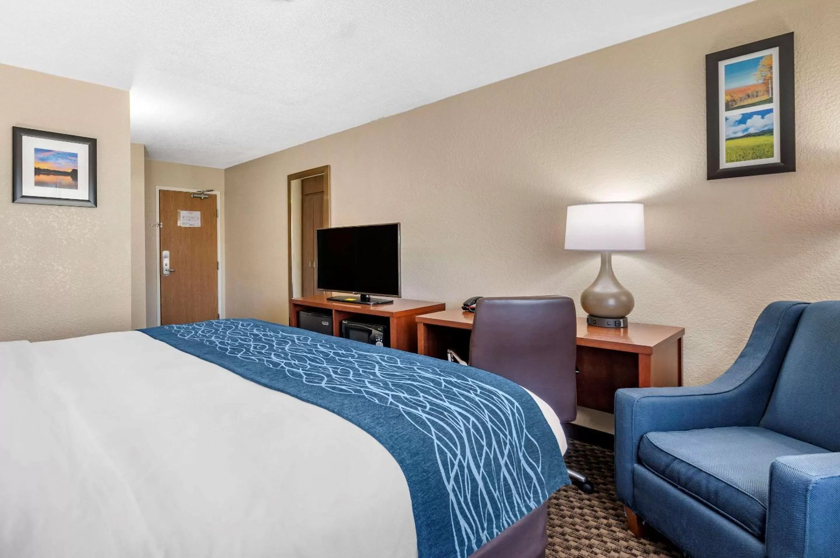 Photo of the whole room, Bed in Comfort Inn Near Kokomo Speedway