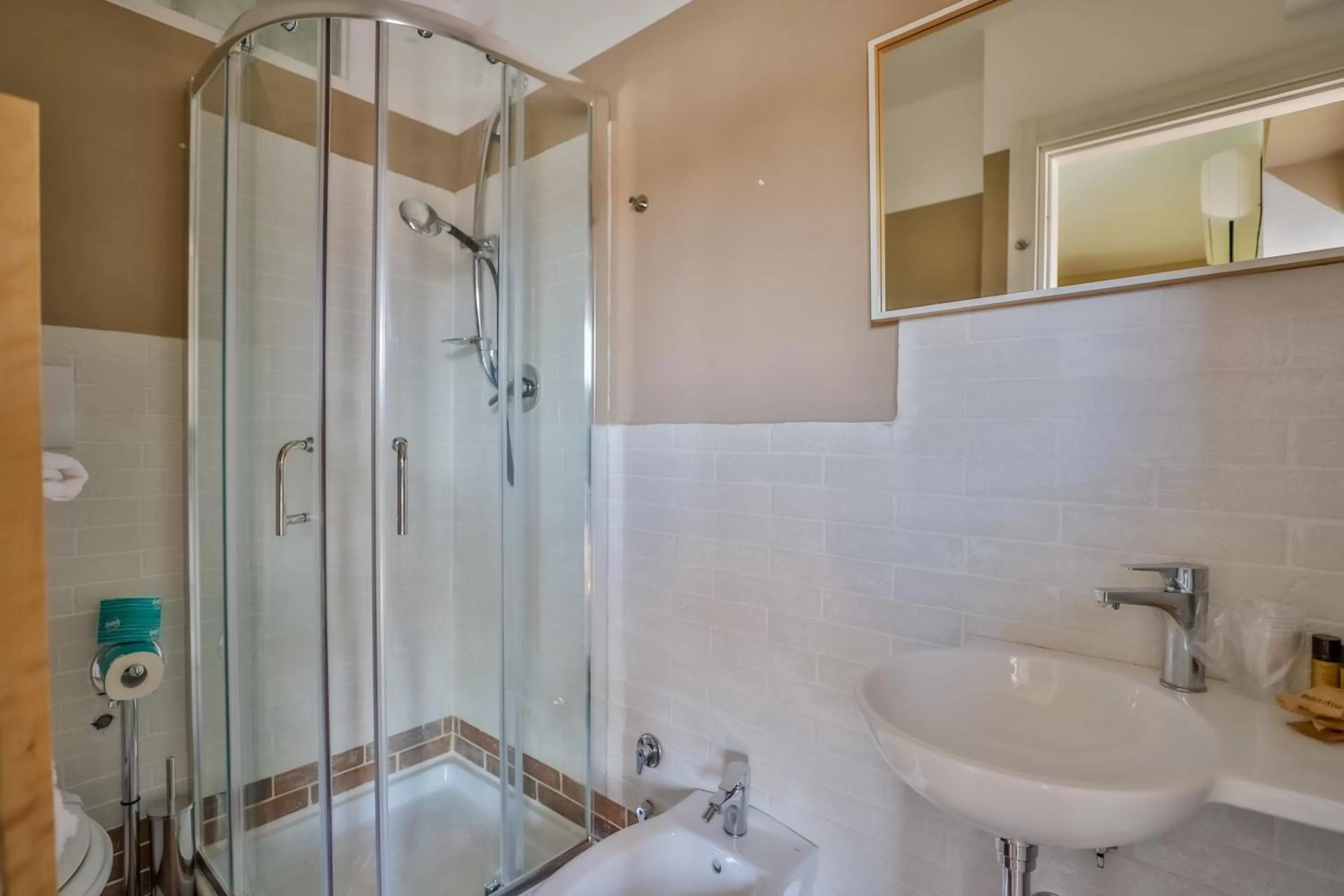 Shower in Il Pineto Paestum Food & Rooms