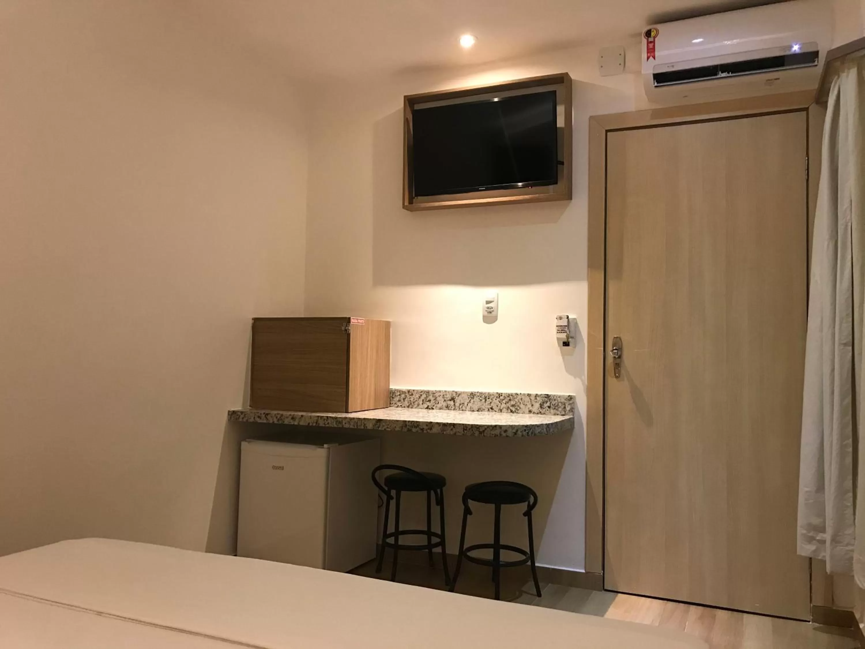 Staff, TV/Entertainment Center in Hotel Estrela da Agua Fria