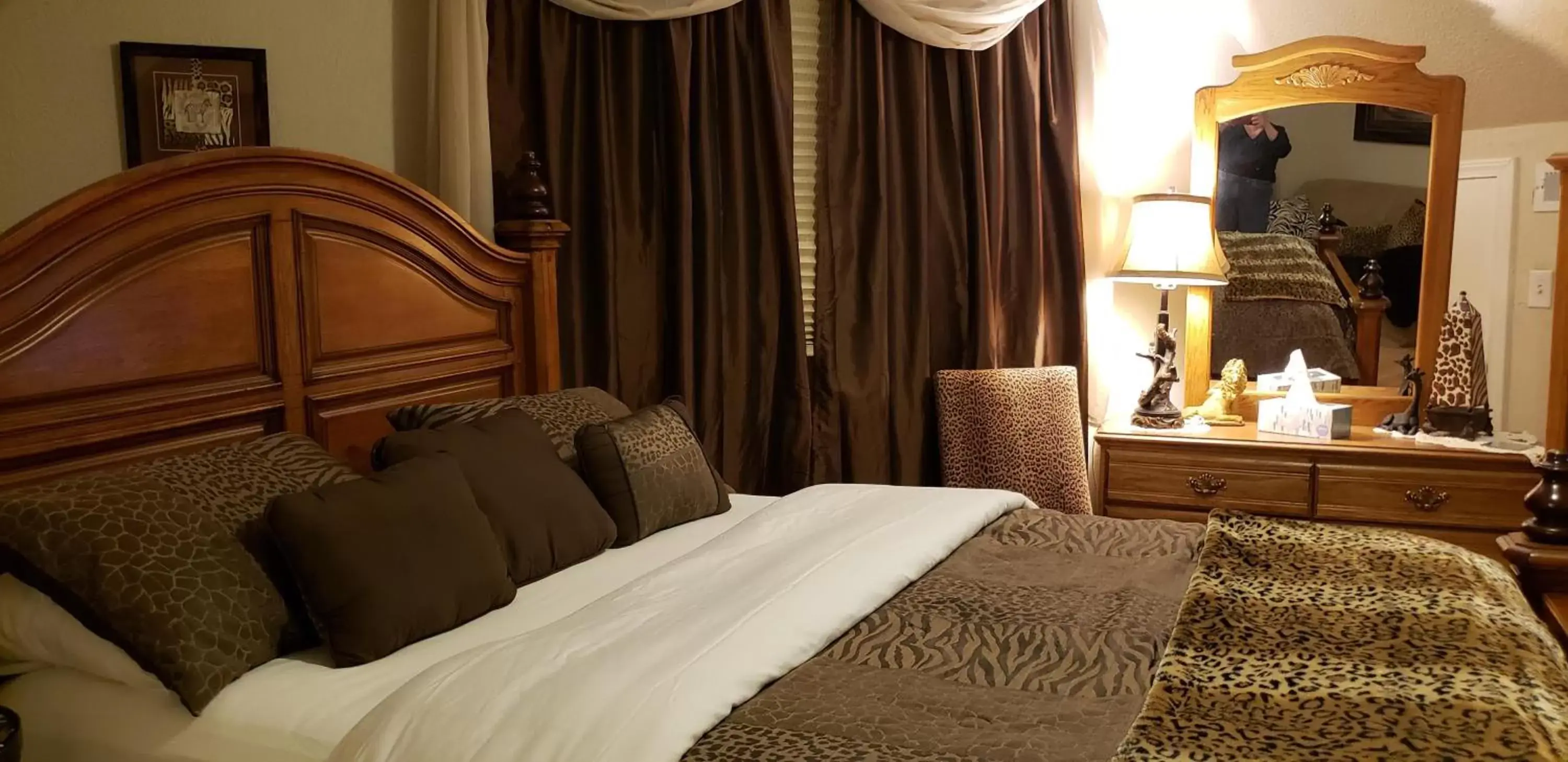 Deluxe Double Room with Bath in Blue Ridge Manor Bed and Breakfast Deluxe Double Room with Bath in Blue Ridge Manor Bed and Breakfast