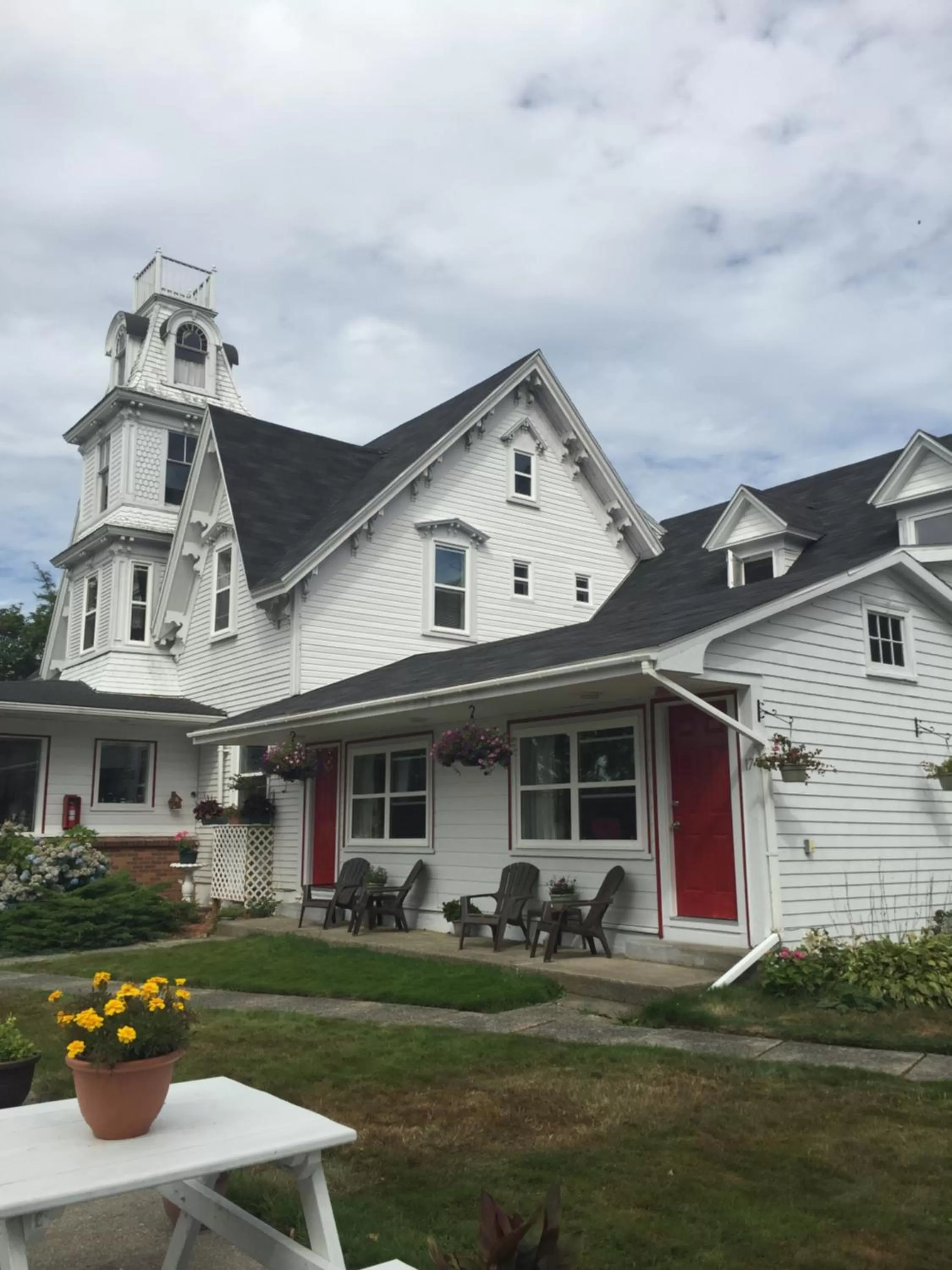 Property building in Lakelawn B&B and Motel