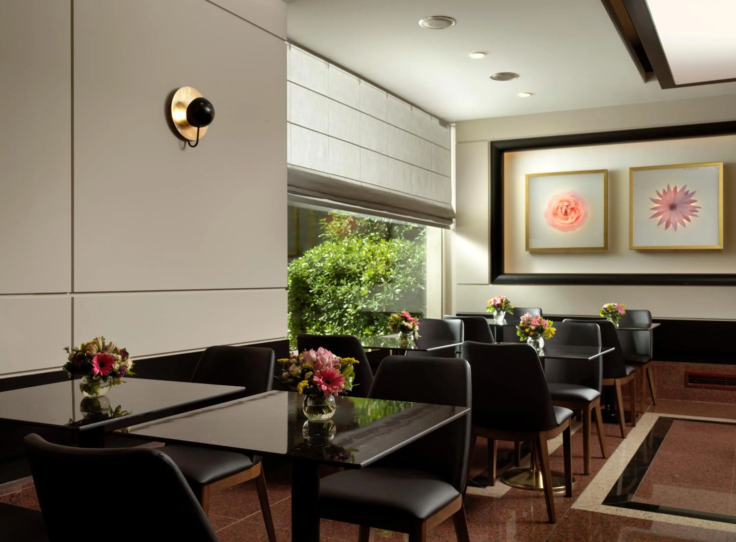 Restaurant/places to eat in Holiday Suites