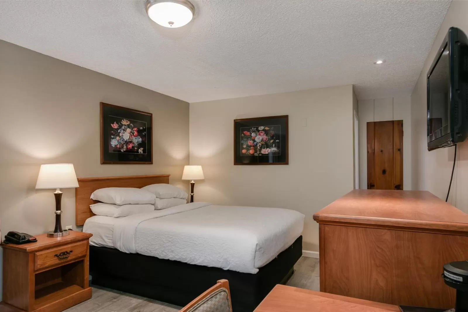 Photo of the whole room, Bed in Courtesy Inn Downtown Eugene