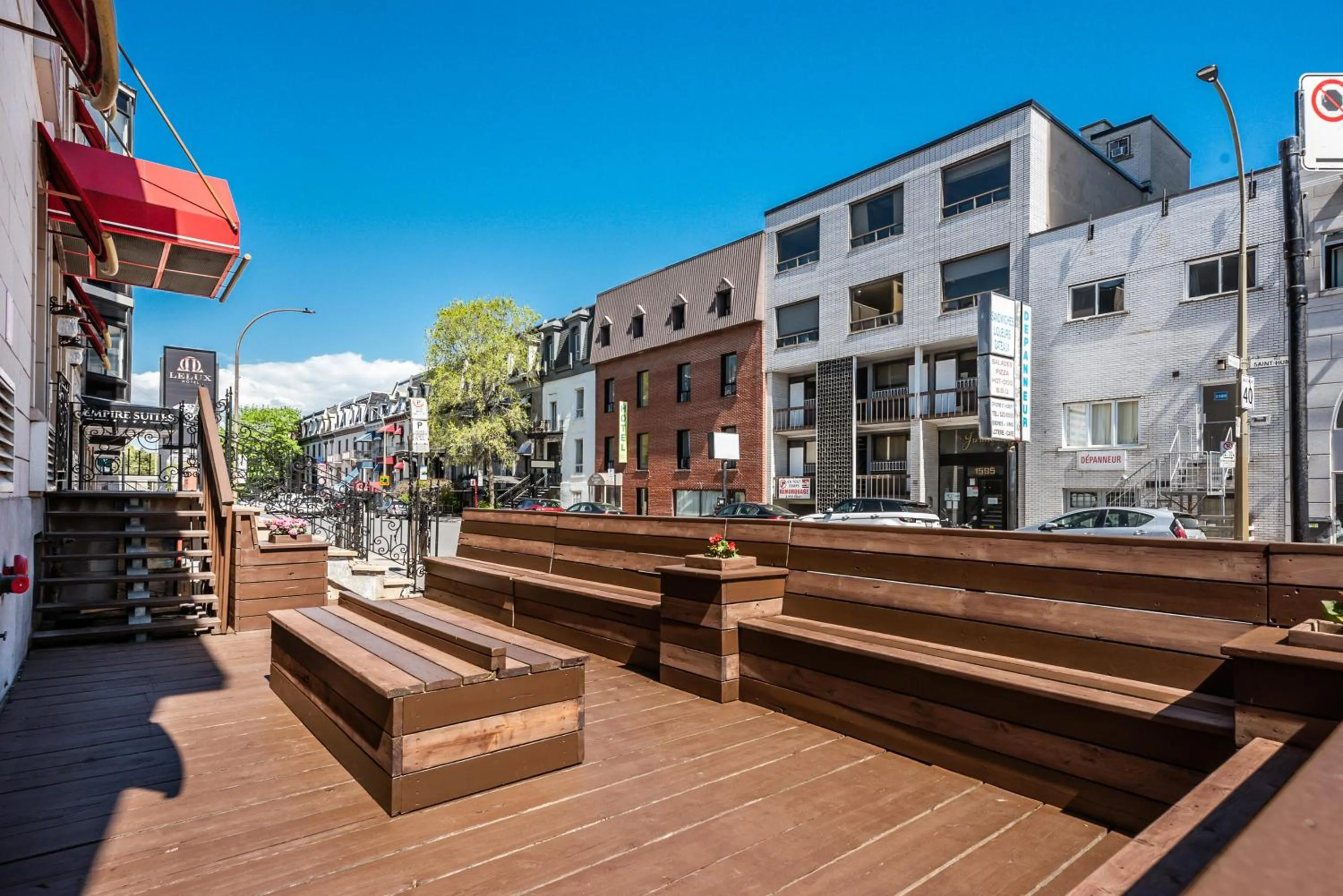 Patio in Samesun Montreal Hotel & Hostel