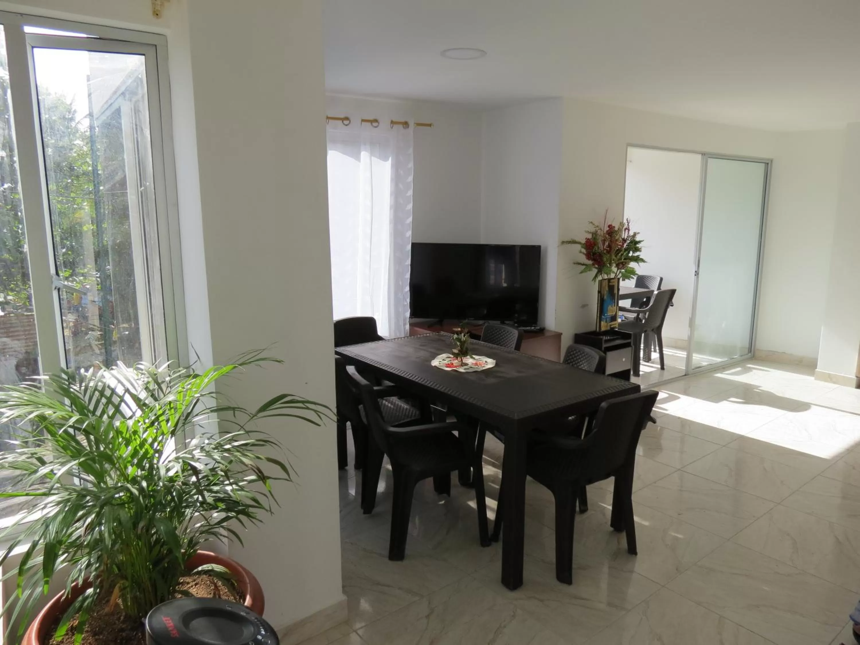 Dining Area in ZOJO MARiNA BAY