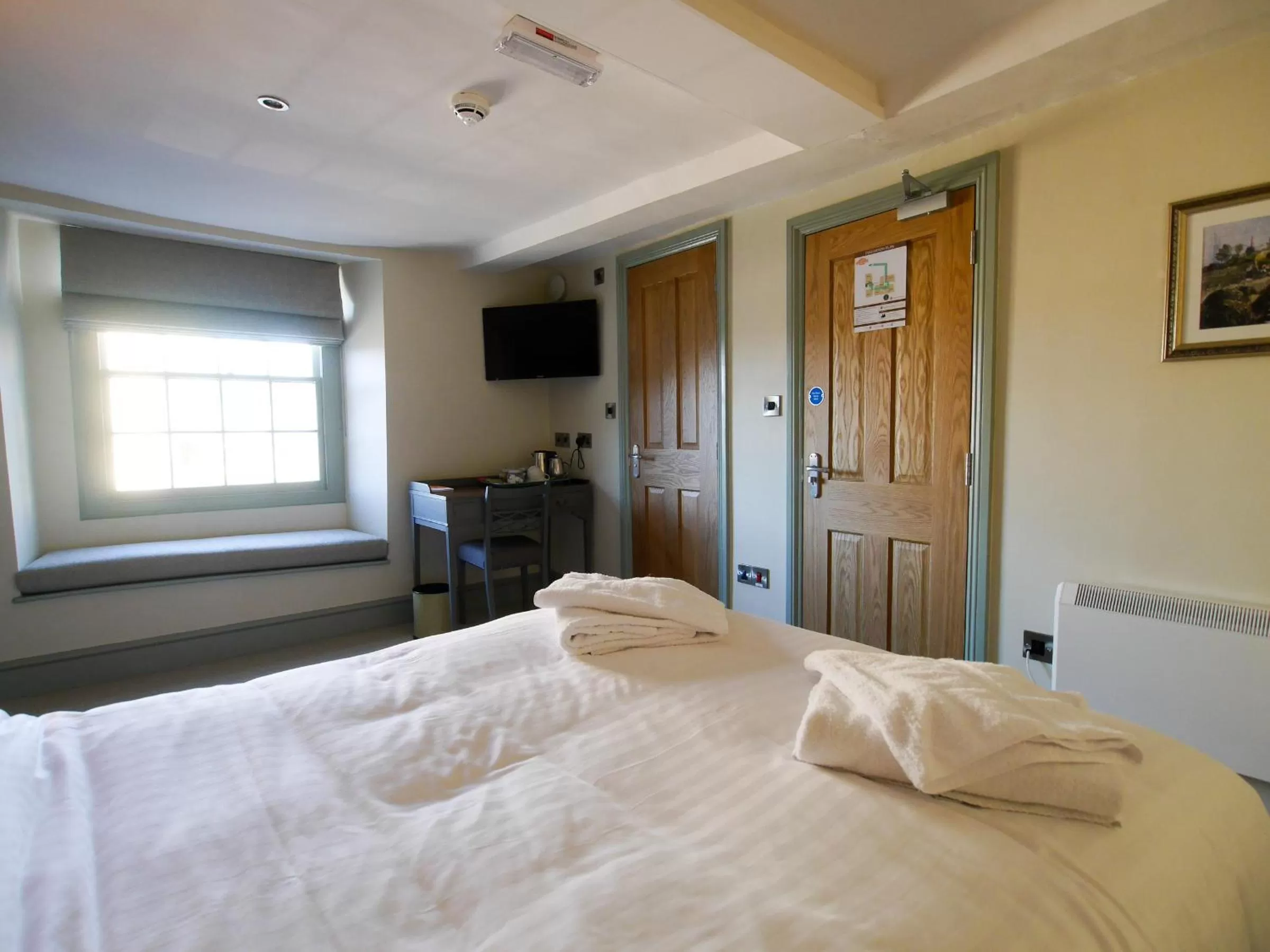 Photo of the whole room, Bed in The Fox