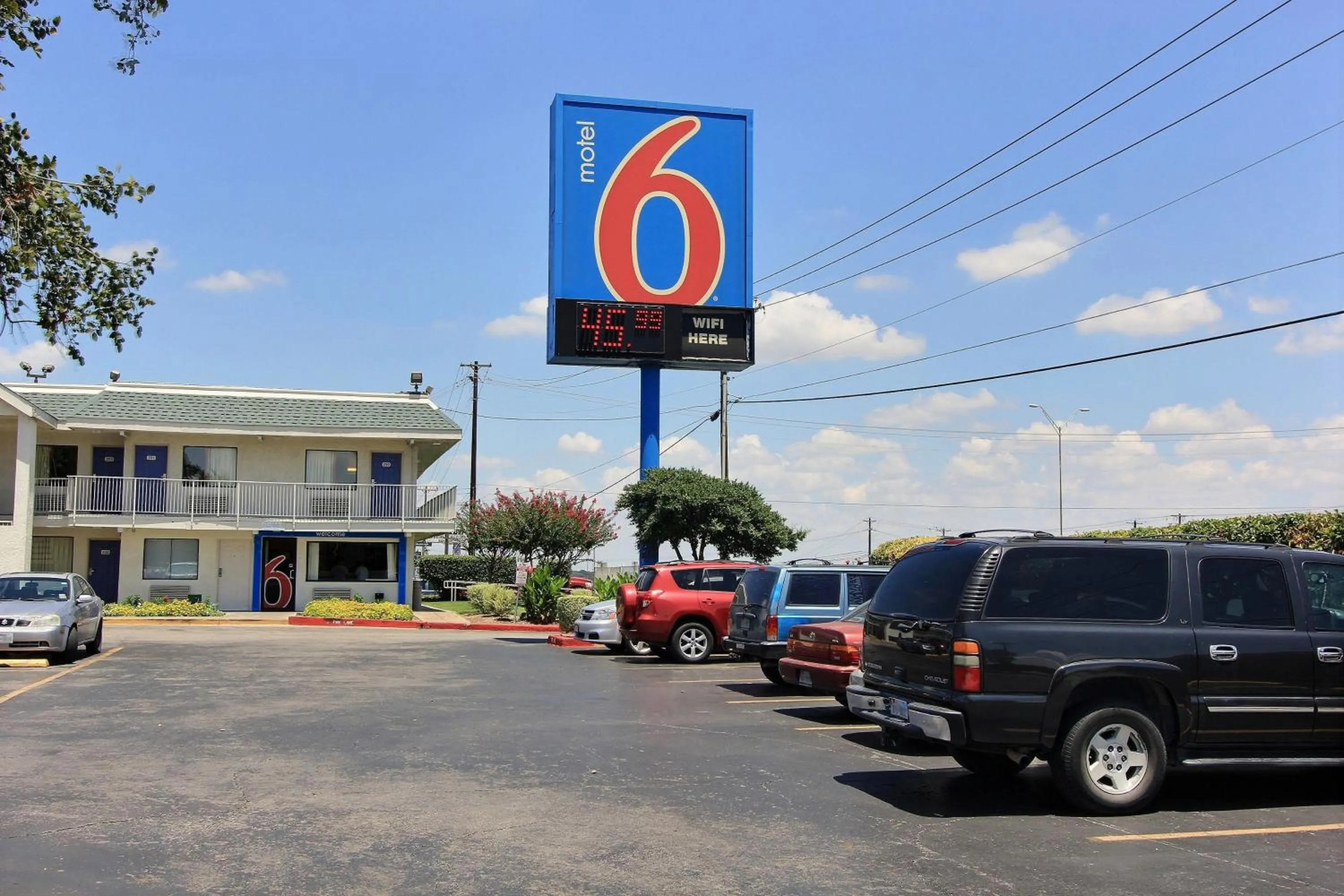 Facade/entrance, Property Building in Motel 6-Austin, TX