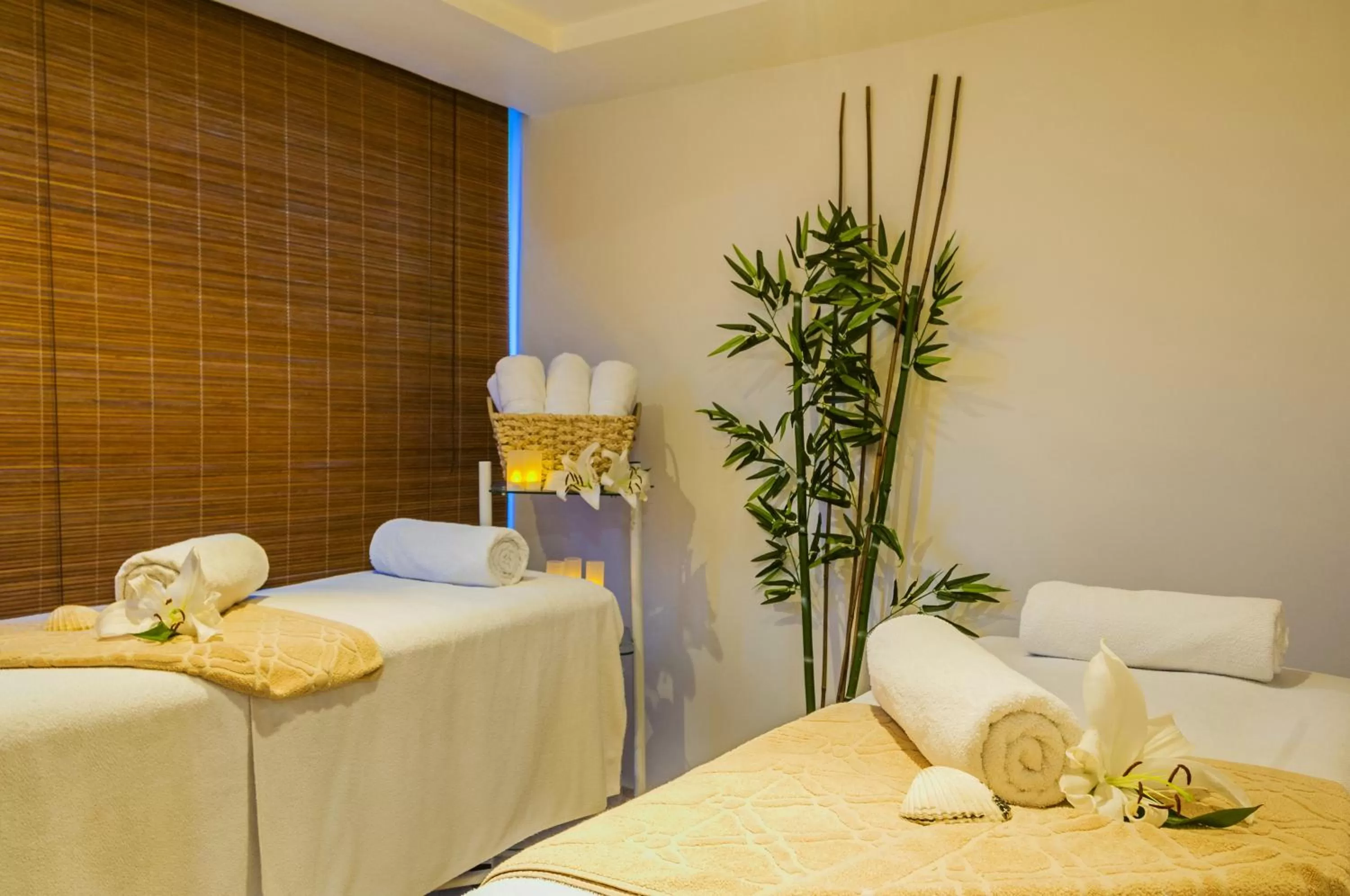 Massage, Bed in Hotel Almirante Cartagena Colombia