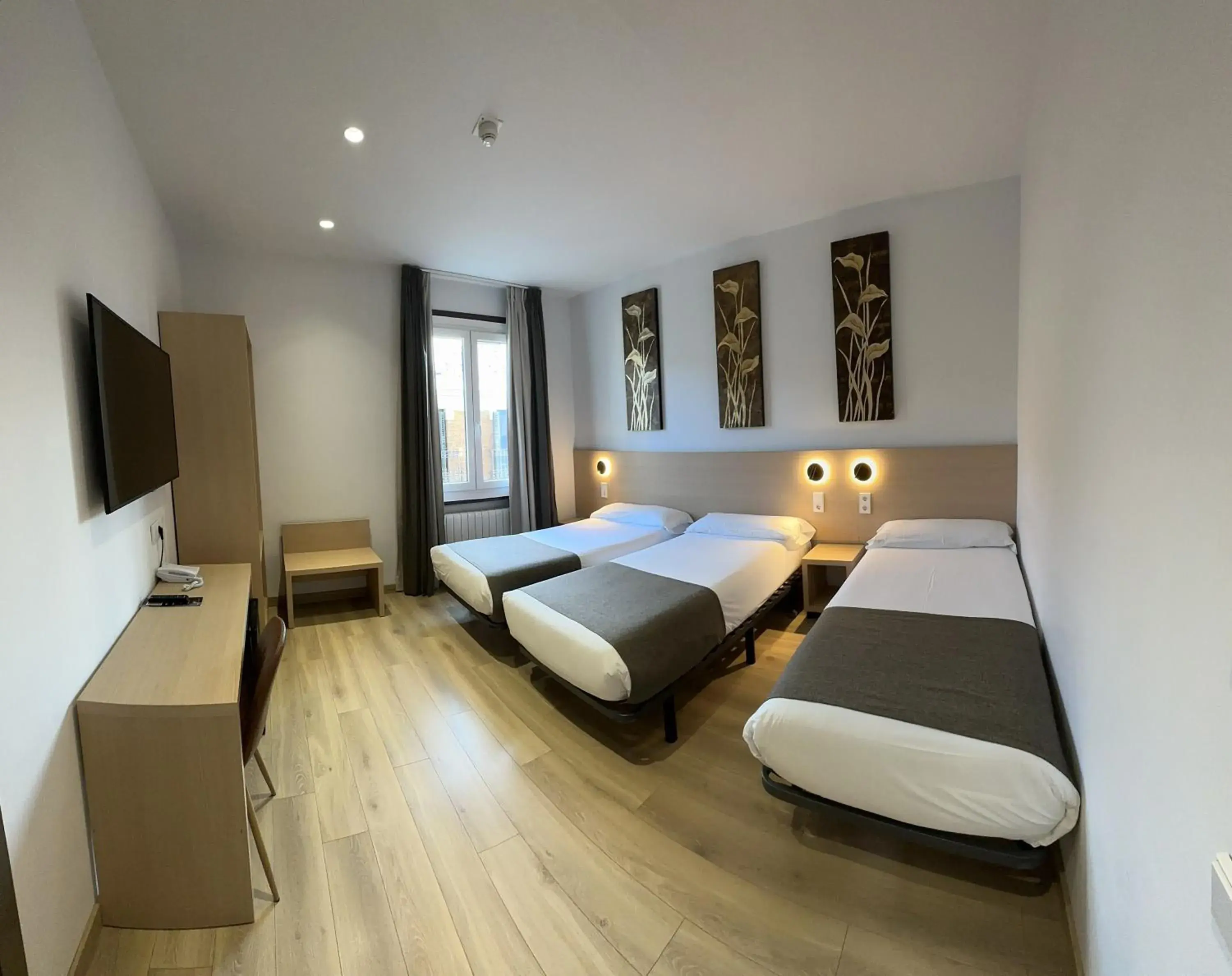 Superior Triple Room in Hostal Abadia Madrid Superior Triple Room in Hostal Abadia Madrid