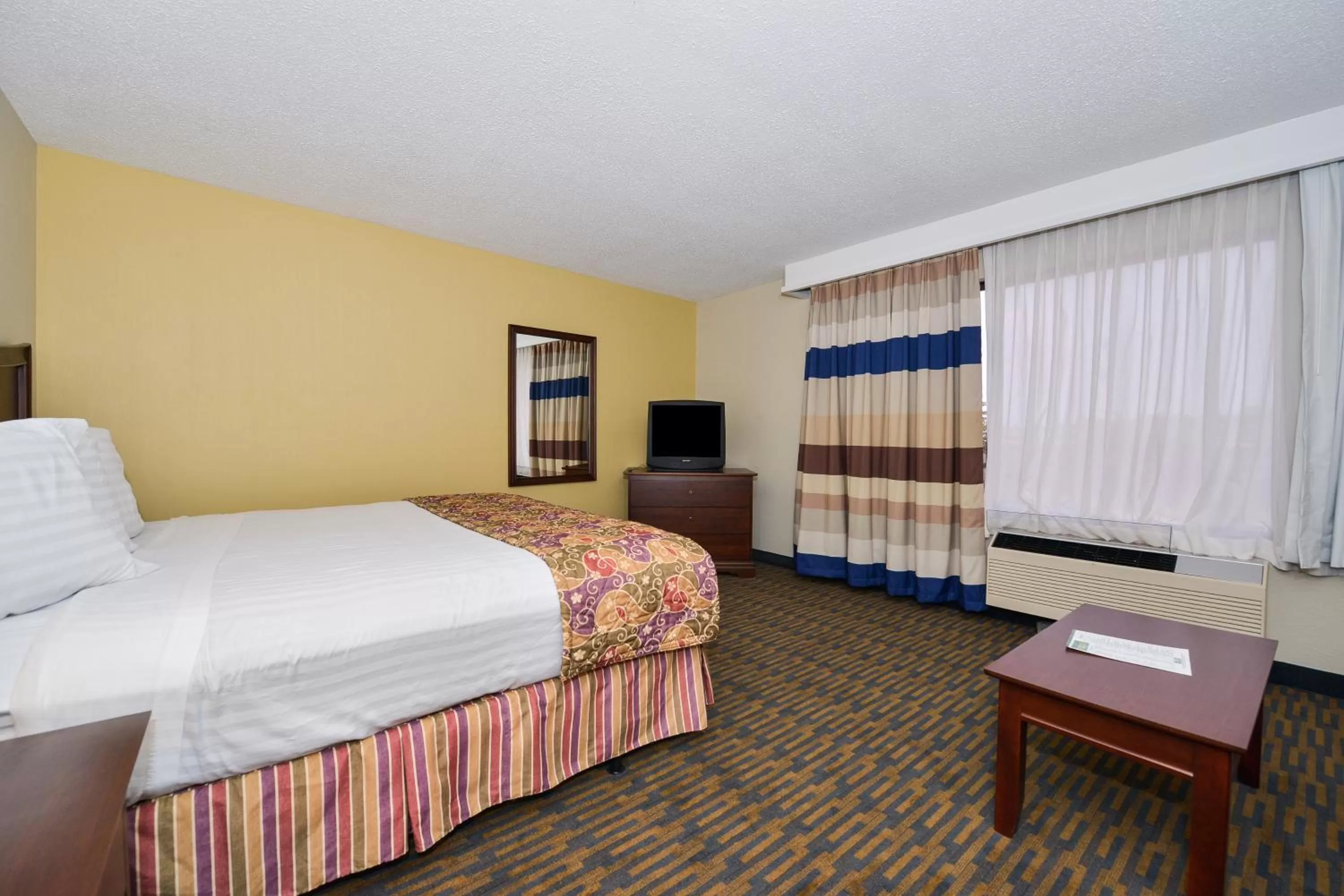 Bedroom, Bed in Lamplighter Inn-South