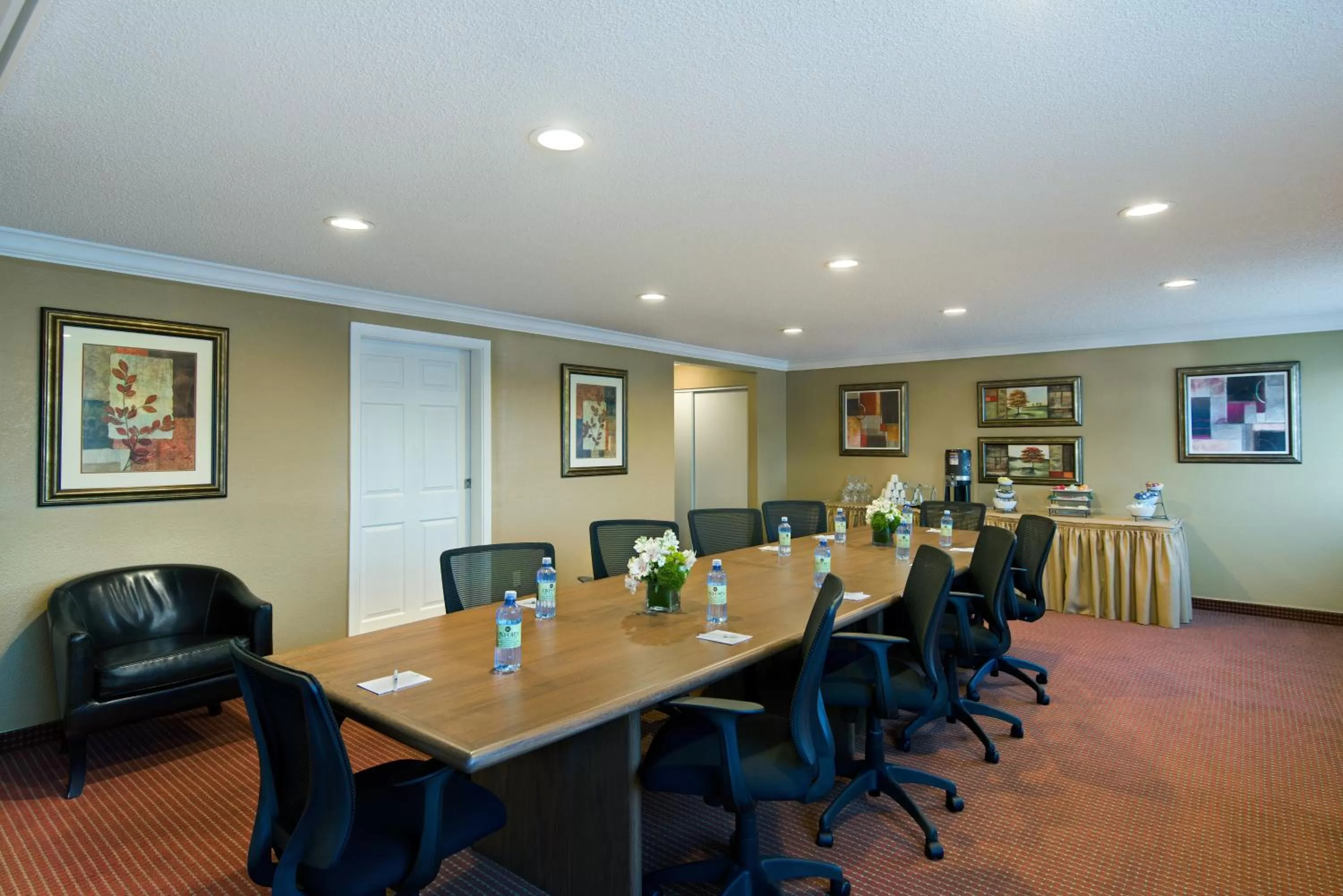 Business facilities in Oxnard Inn Lancaster