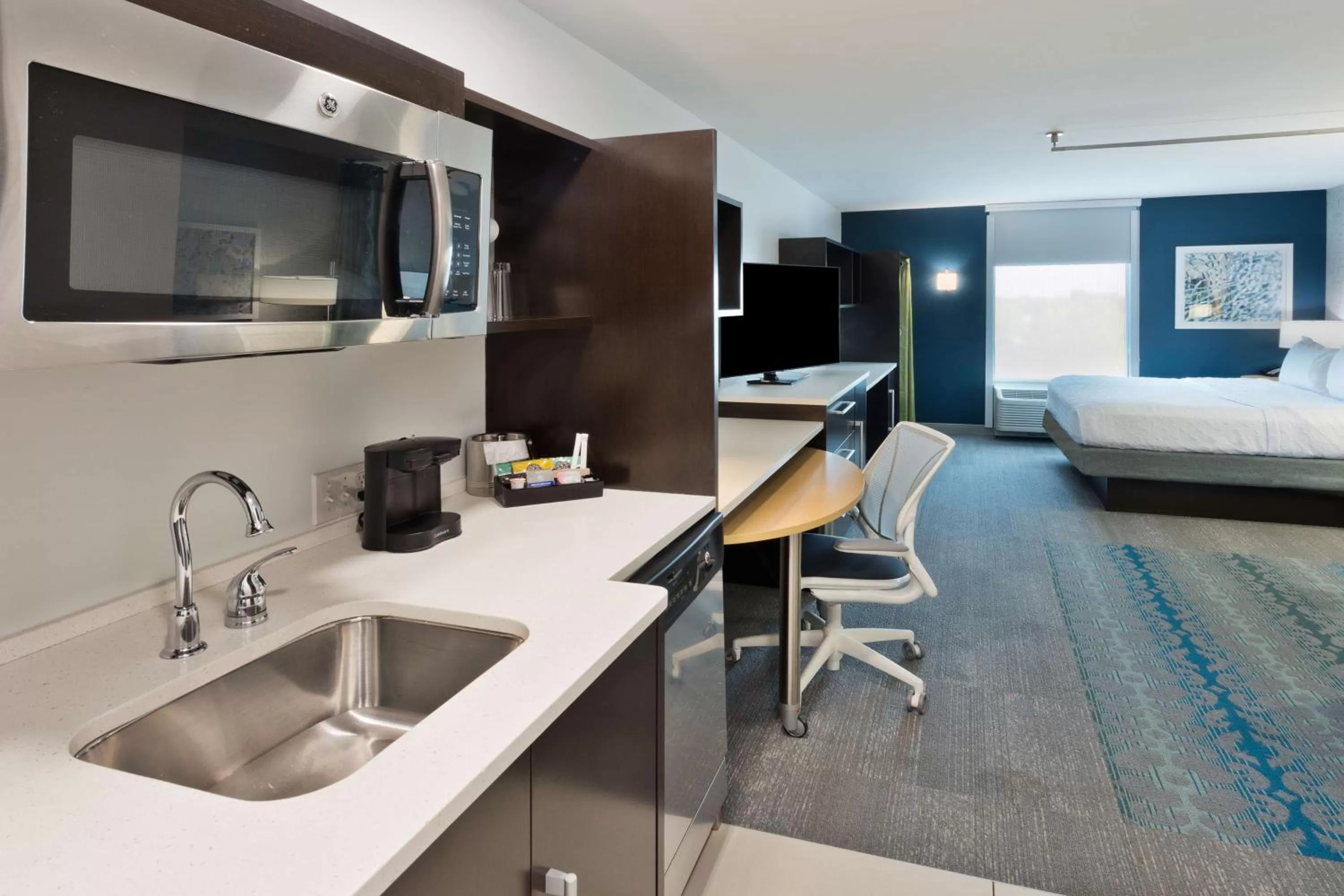 Kitchen or kitchenette, Bed in Home2 Suites by Hilton Columbus